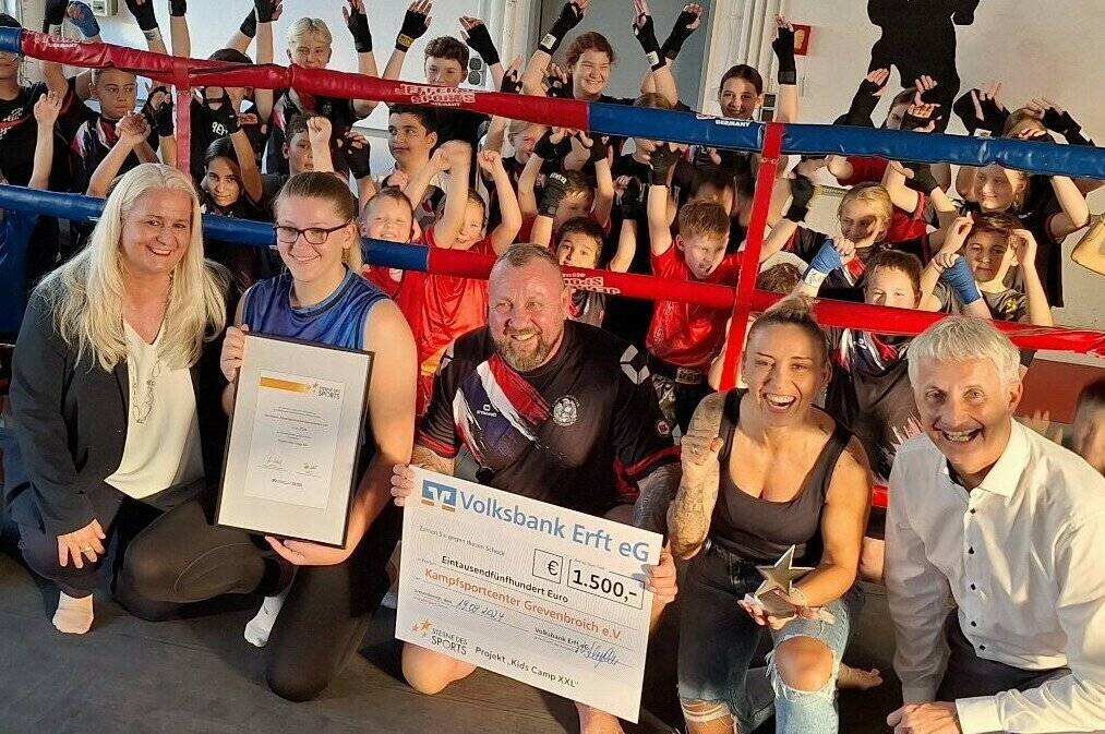 Vorstandsmitglied Patrick Grosche und Regionalleiterin Birgit Oberbach übergaben den Preis an Atanea Flores (Trainerin und nominiert für den 13. NRW-Preis „Mädchen und Frauen im Sport“) und Guido Schumacher (Trainer und Vorsitzender).