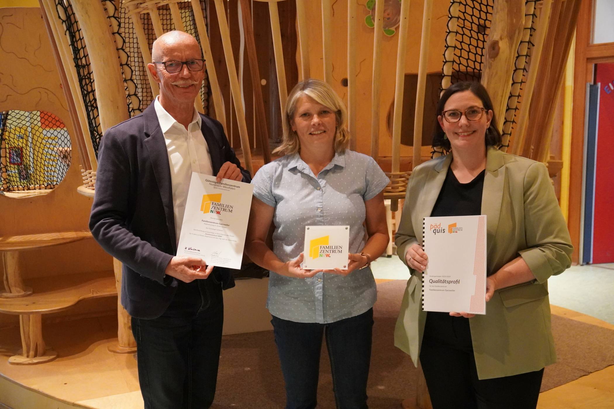 Von links: Bürgermeister Harald Zillikens, Kitaleiterin Ulrike Bauer und Kristina Hellendahl, Amtsleiterin Schulen, Sport, Kultur.