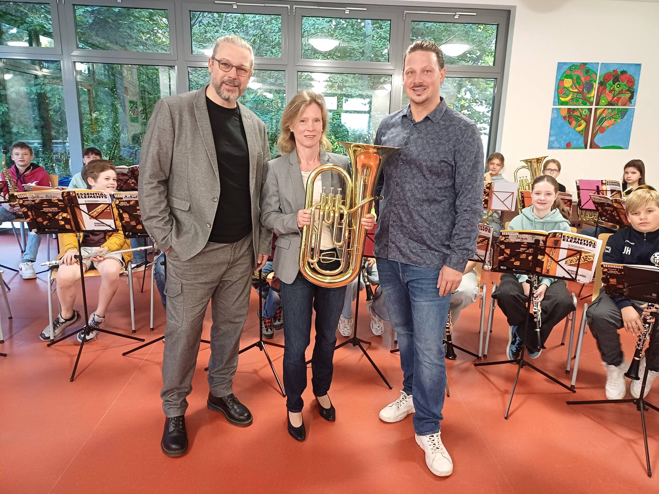 Andreas Huppertz, Kerstin Rasch (beide Lions Club Grevenbroich) und Musiklehrer Simon Förtsch.  