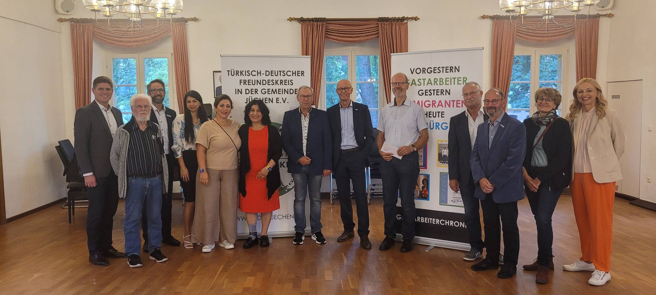  Vertreter der mit Spenden bedachten Vereine kamen für die feierliche Übergabe durch die Sparkassenstiftung zusammen. 