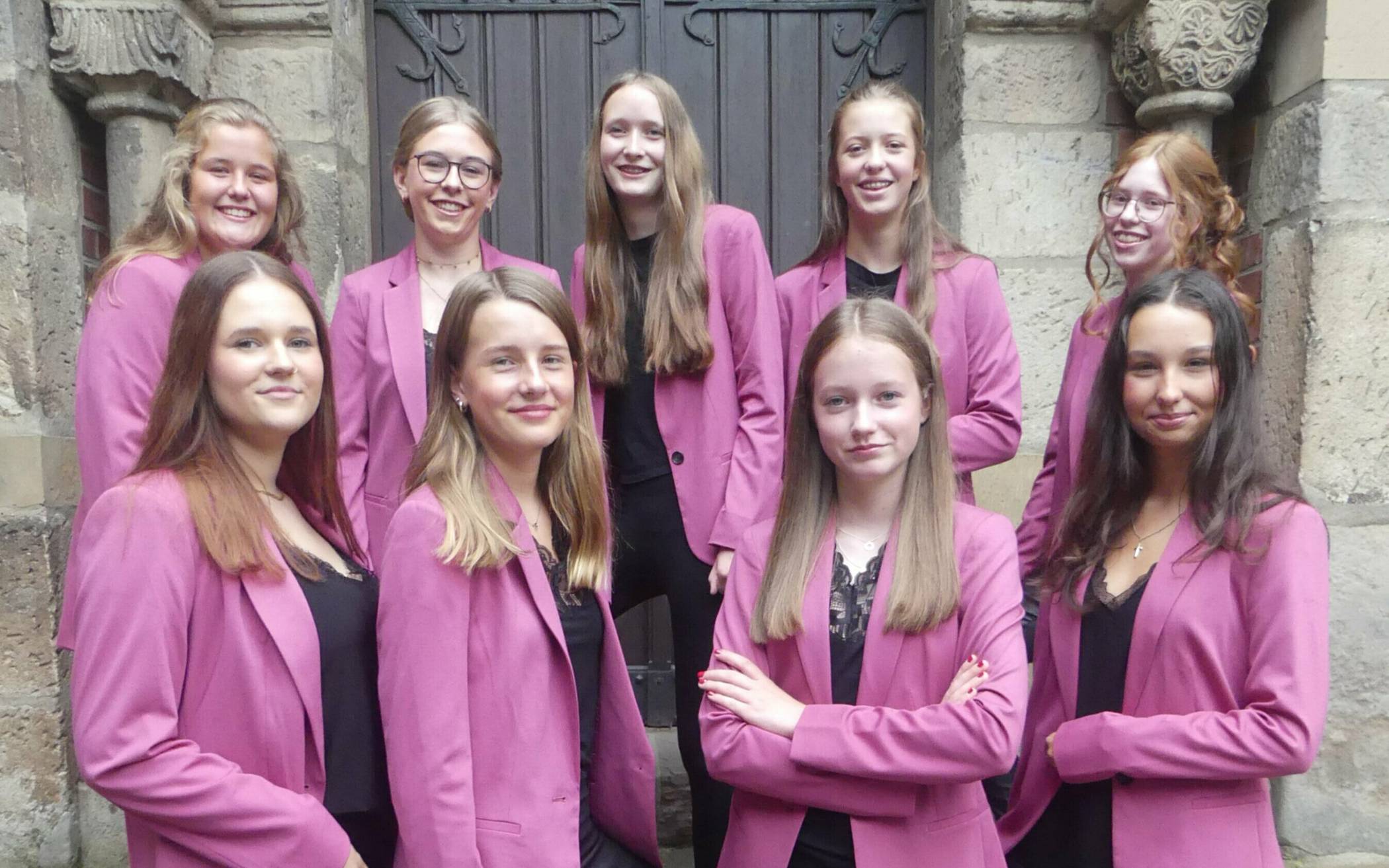  Neun Hofdamen schmücken den Hofstaat des zukünftigen Königspaares. Es sind Mia Bednarek, Anne Brücken, Jana Brücken, Mira Fricke, Finja Meurer, Lara Oberle, Greta Planker, Nele Planker und Paula Reske. 
