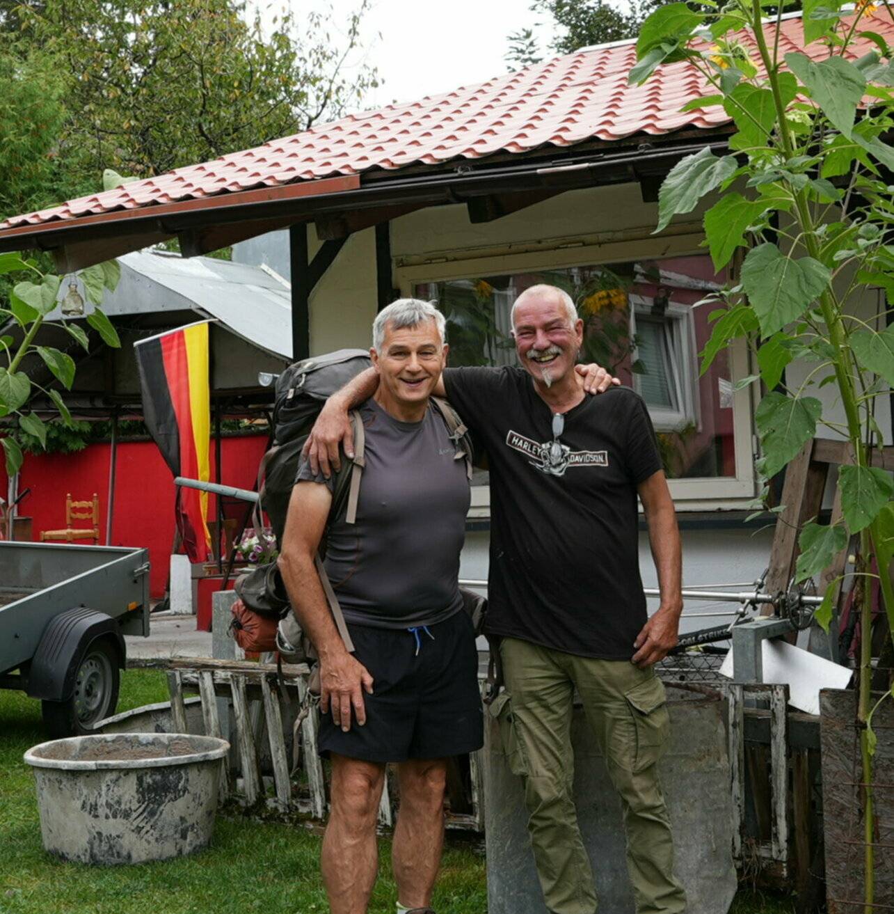 Ex-Polizist Peter Bernhard ist Ortsvorsteher des beschaulichen Dorfes Hofstätten. „Als ich mit meinem Monster auf dem Rücken das Dorf erreichte, fragte ich die ansässige Feuerwehr nach Trinkwasser und bekam nicht nur reichlich vom edlen Quell, sondern gleich darauf eine Übernachtung bei Peter spendiert.“