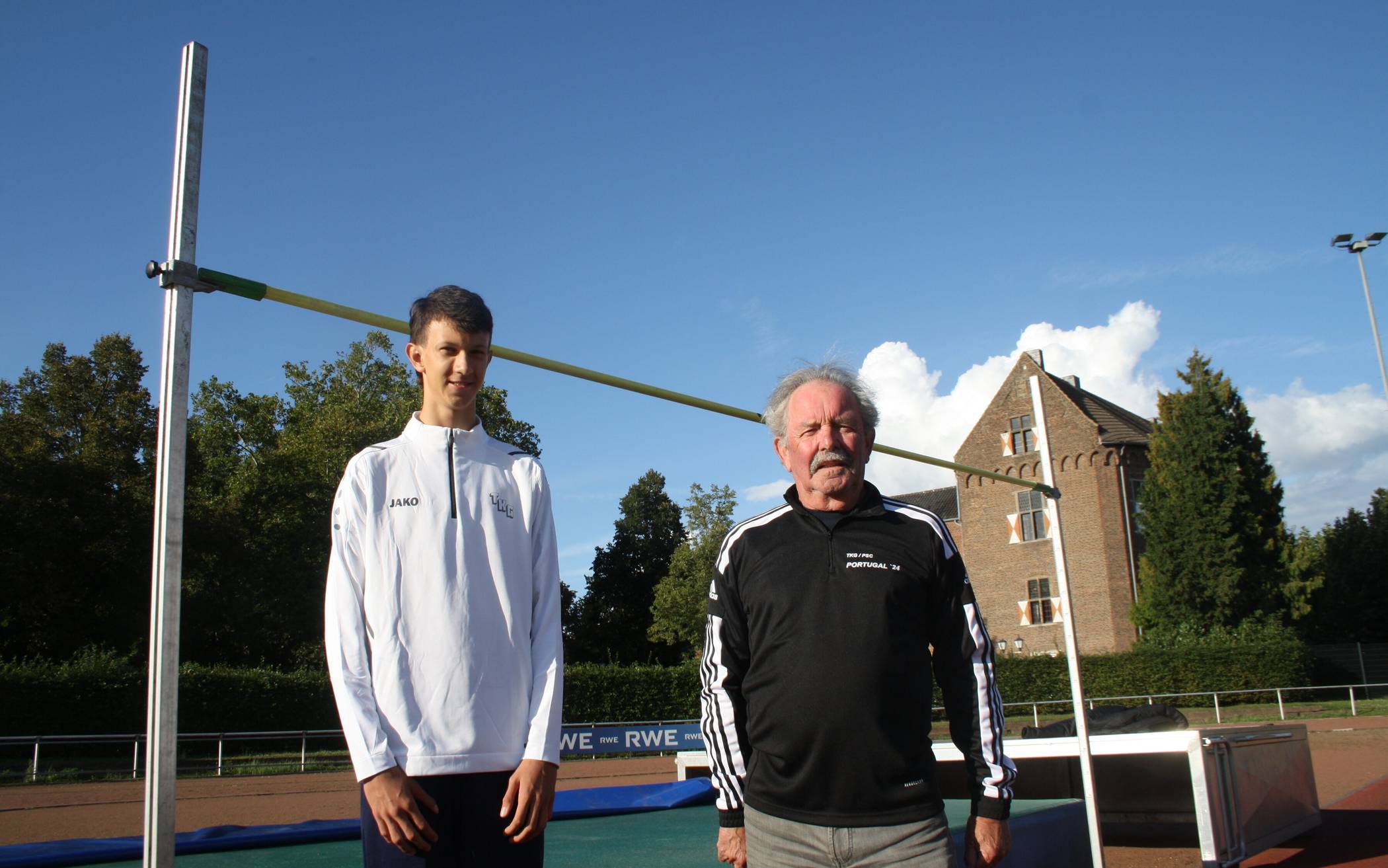 Hochsprung-Trainer Wilfried Faßbender mit seinem Schützling
