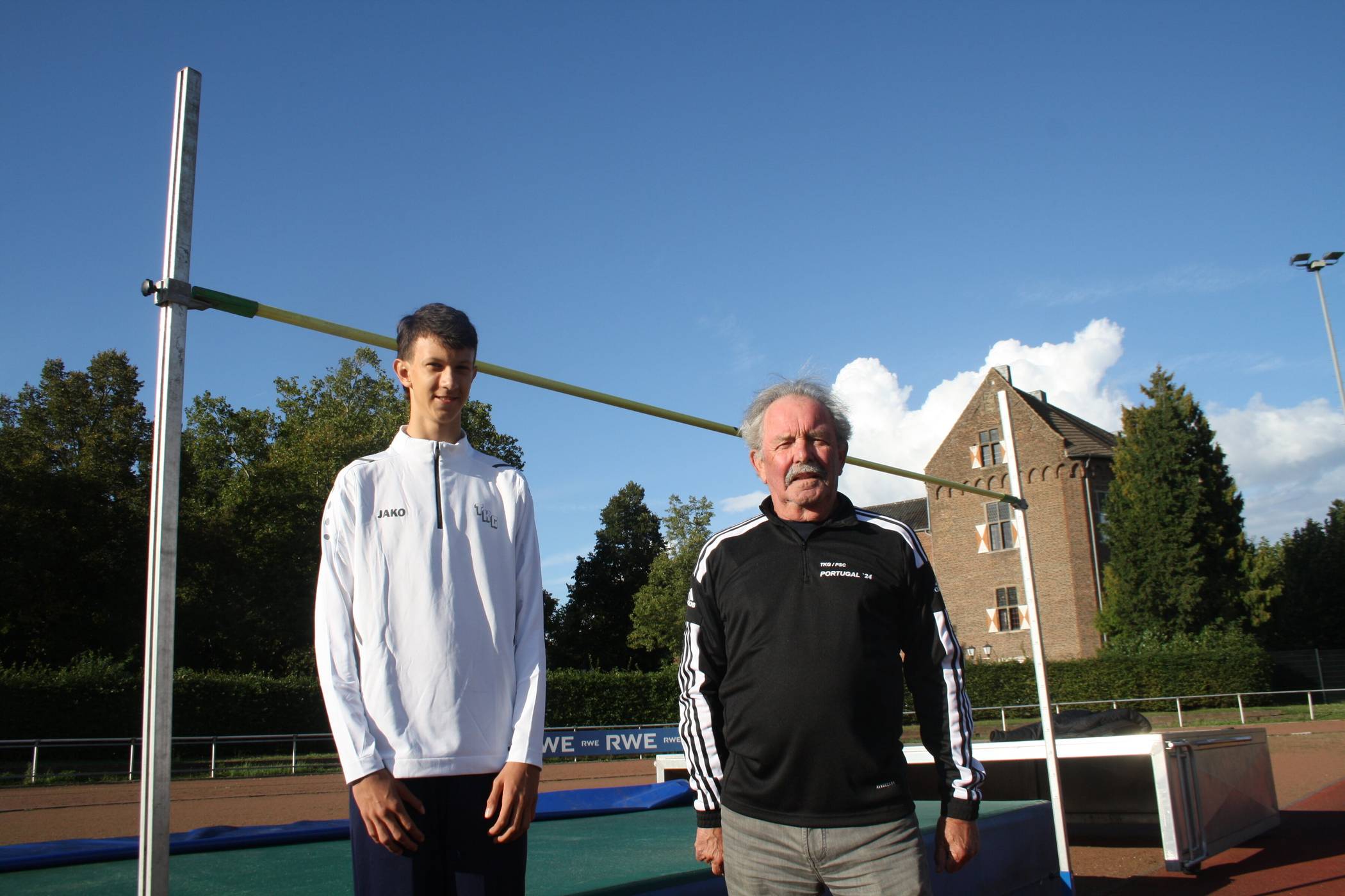  Hochsprung-Trainer Wilfried Faßbender mit seinem Schützling im Schloss-Stadion. Die Latte liegt auf zwei Metern – „Er hat noch ungeheures Potenzial,“ sagt der Coach. 