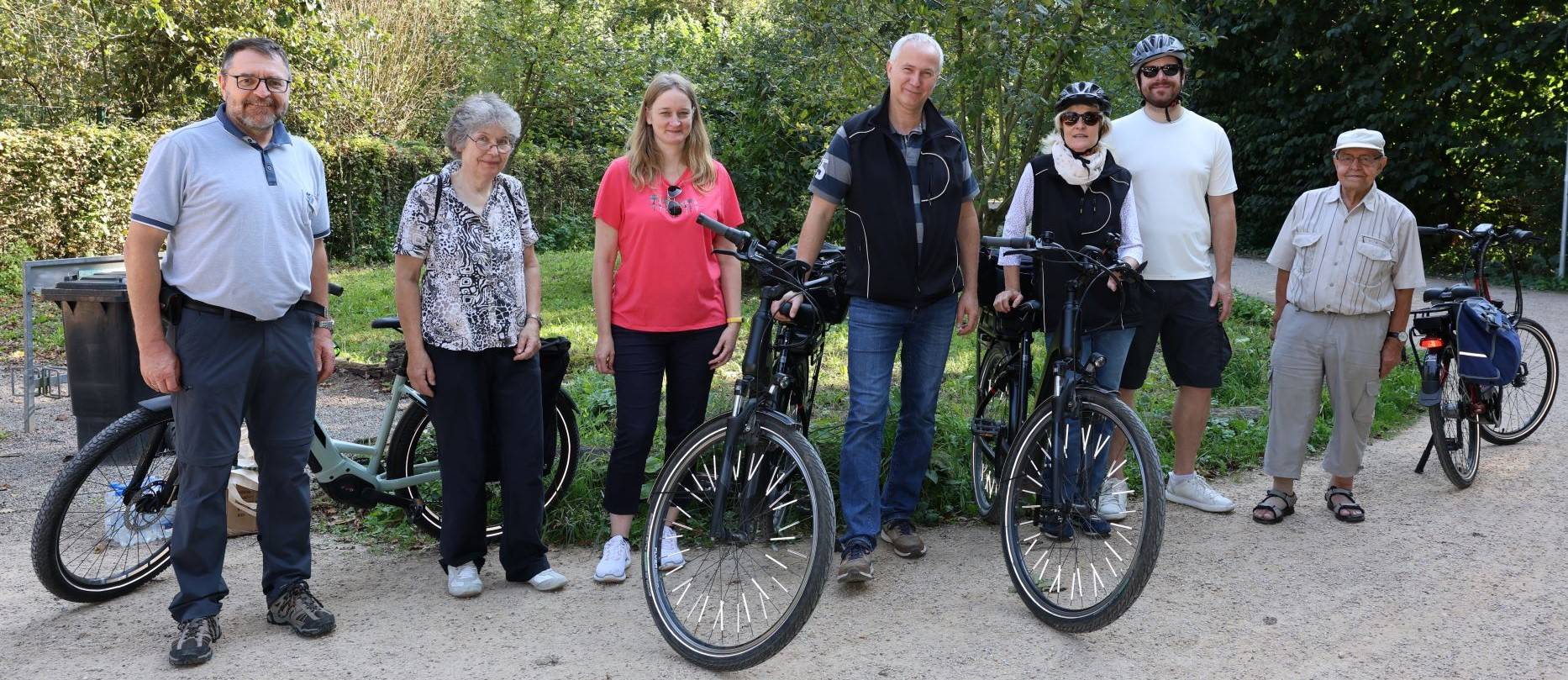 Im Rahmen eines Bildungsprojekts des Kreis-Umweltamts fuhr eine Gruppe von Radlern die Erft entlang und erfuhr dabei viel Wissenswertes.