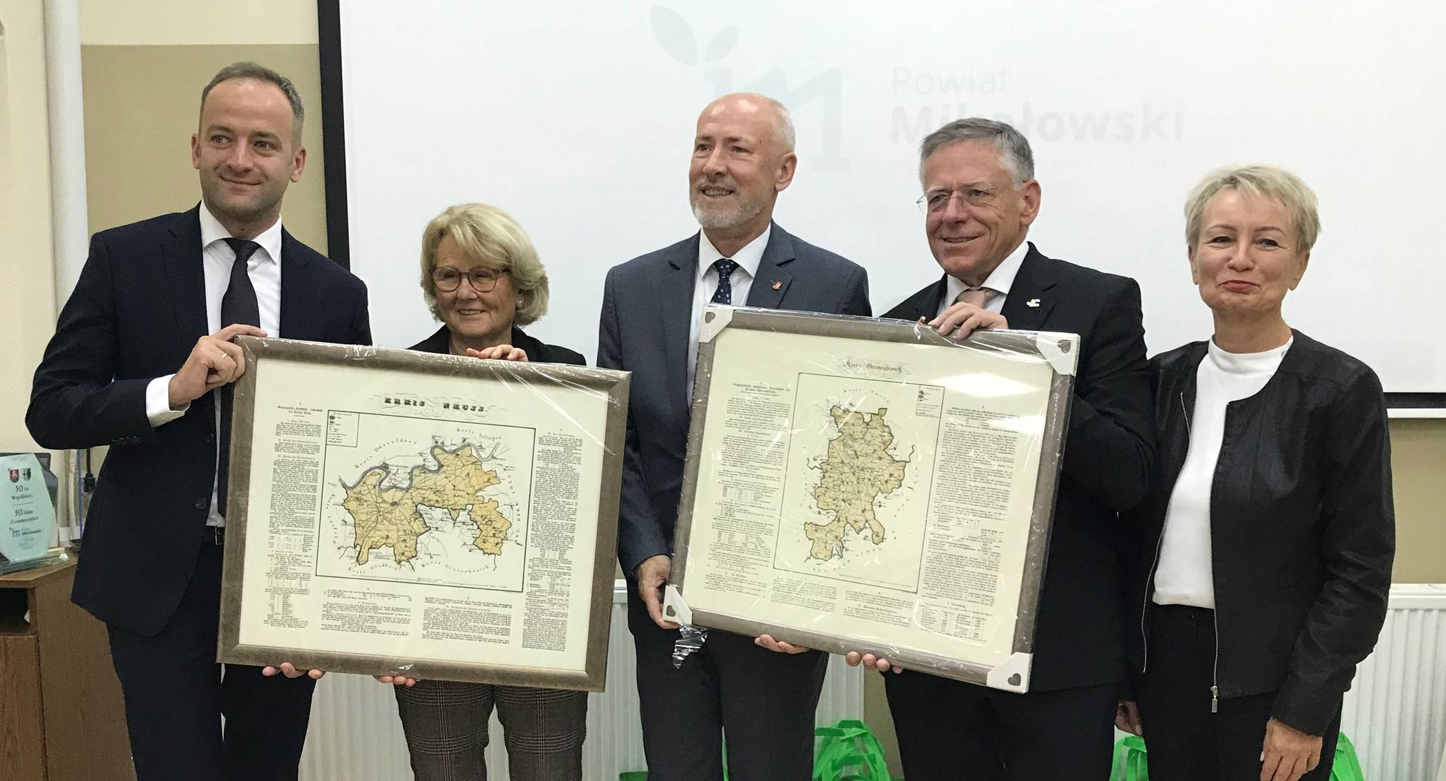  Faksimilekarten der Kreise Grevenbroich und Neuss von 1830 überreicht (von links): Jaroslaw Sworzen, stellvertretender Landrat des Kreises Mikolów, Angela Stein-Ulrich, die Vorsitzende des Partnerschaftskomitees Rhein-Kreis, die Landräte Miroslaw Duzy und Hans-Jürgen Petrauschke sowie Grazyna Nazar, Mikolóws Dezernentin für Bildung und internationale Zusammenarbeit. 