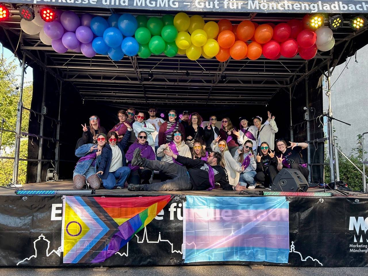 Happy Pride: Das Team vom Jugendcafé Bamm, das hauptsächlich aus Ehrenamtlichen besteht, lud zur ersten Jüchen Pride ein.  