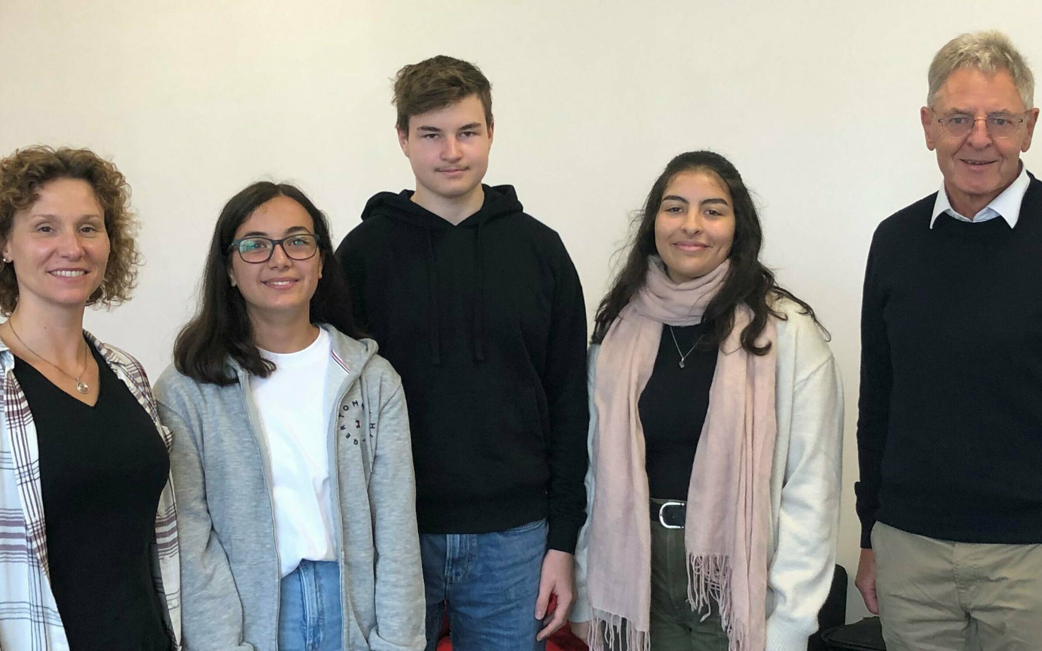  Sie warben für PasTeG: Ilka Sommer (Mathe- und Physik-Lehrerin am Pascal-Gymnasium), Elif Dürik, Justus Lingnau und Alisa Aca (Schüler in den PasTeG-Kursen) und Eberhard Uhlig als Vorsitzender des Trägervereins.  