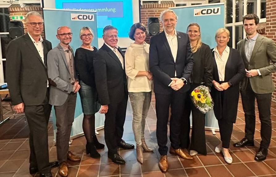 Die Rommerskirchener Christdemokraten stellten sich mit überwältigender Mehrheit hinter ihren ersten Vorsitzenden Holger Hambloch und wählten ihn im Rahmen einer Mitgliederversammlung zu ihrem Kandidaten für das Amt des Bürgermeisters. Der Gemeindeverband setzt damit ein deutliches Zeichen für eine notwendige Änderung der aktuellen Politik durch den derzeitigen Amtsinhaber. Nicht nur Parteifreunde des Gemeinde- und Kreisverbandes waren gekommen, sondern auch zahlreiche interessierte Bürger lauschten Hamblochs Ausführungen, wodurch die Besucher sogar ins Foyer des Saales auswichen.