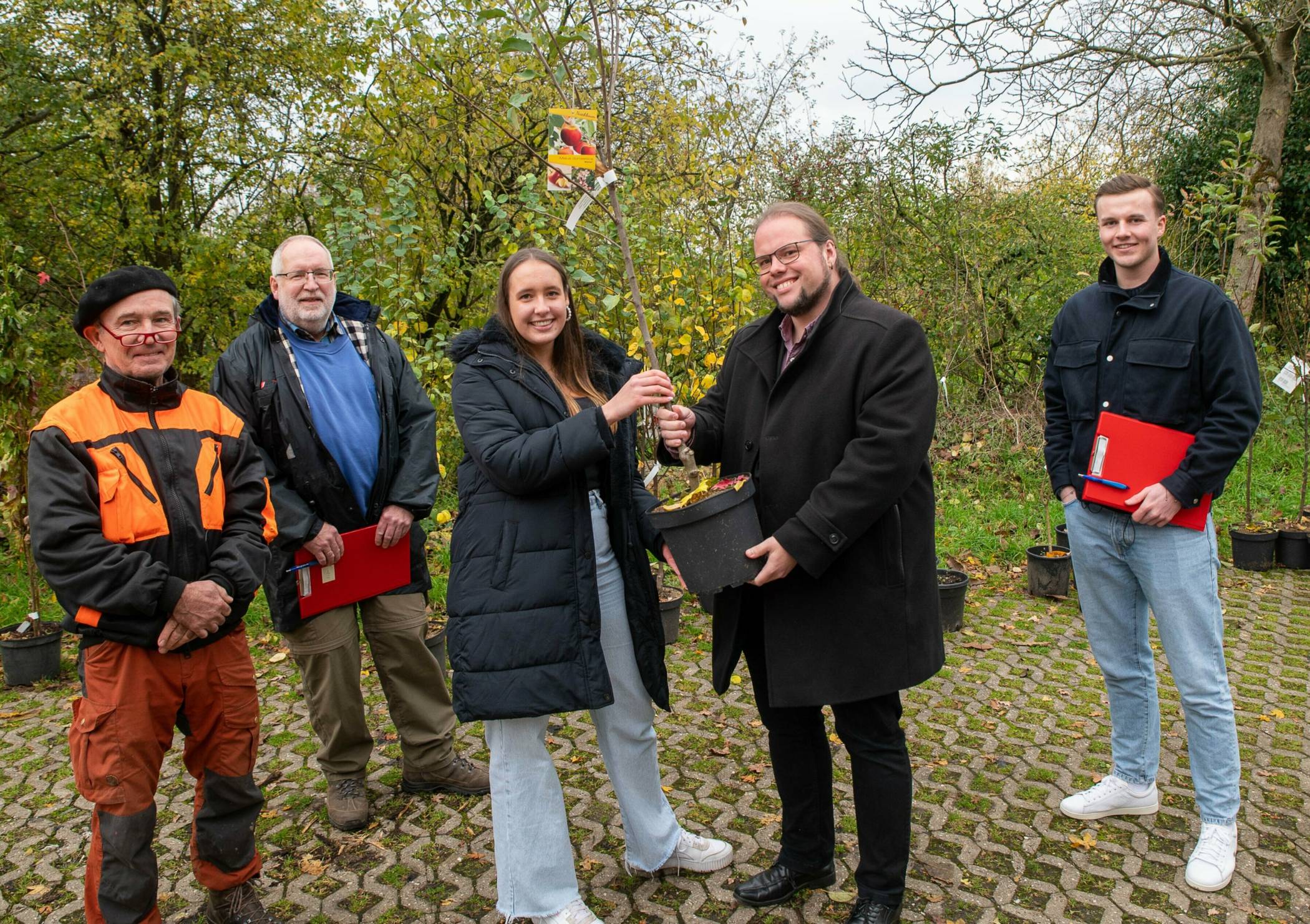 Bereits 2023 waren die Klimabäume bei den Bürgern begehrt (von links): Axel Kriegler, Bernd Lufen, Melina Jobs, Dezernent Gregor Küpper und Simon Sasse.