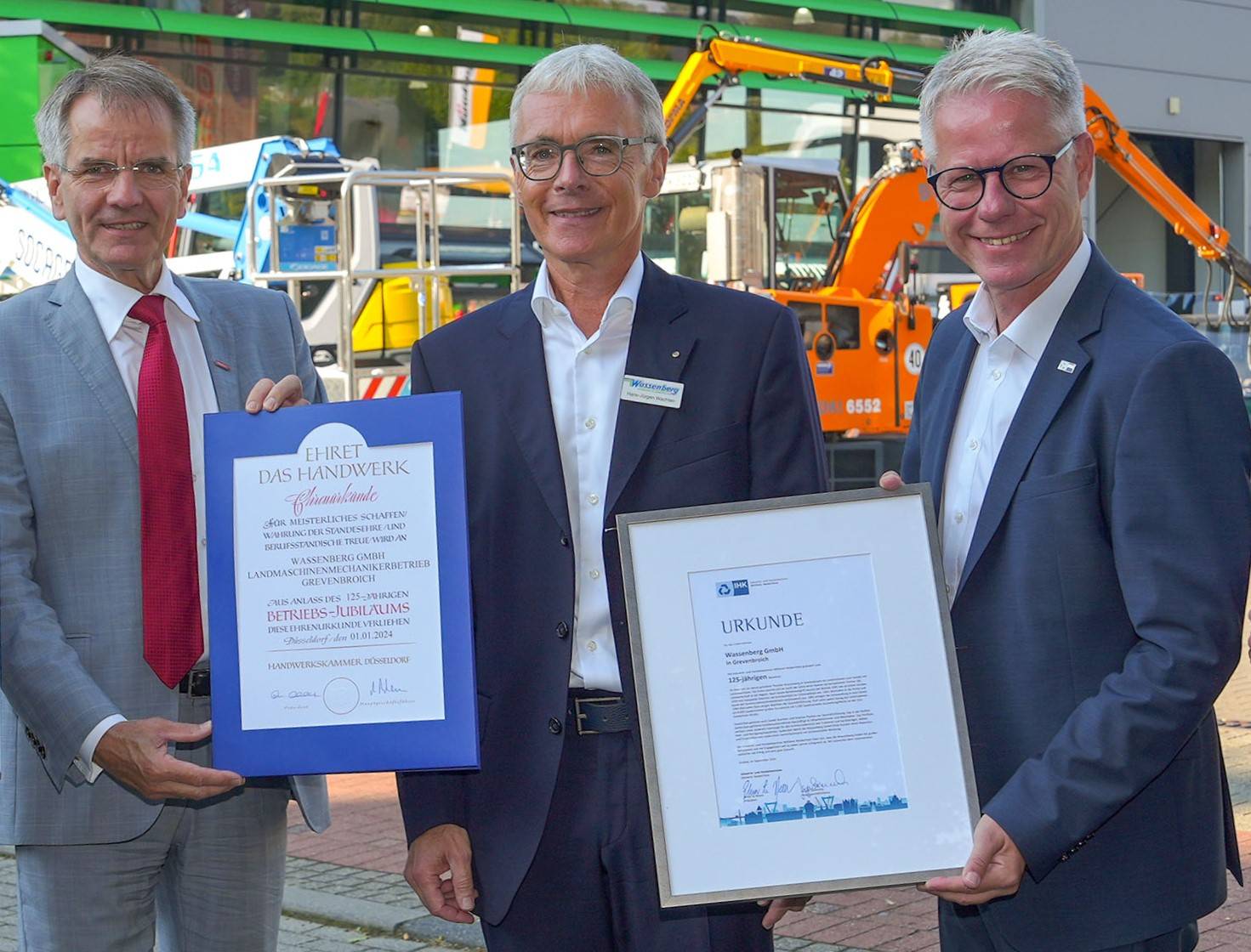 IHK-Hauptgeschäftsführer Jürgen Steinmetz (rechts) gratuliert gemeinsam