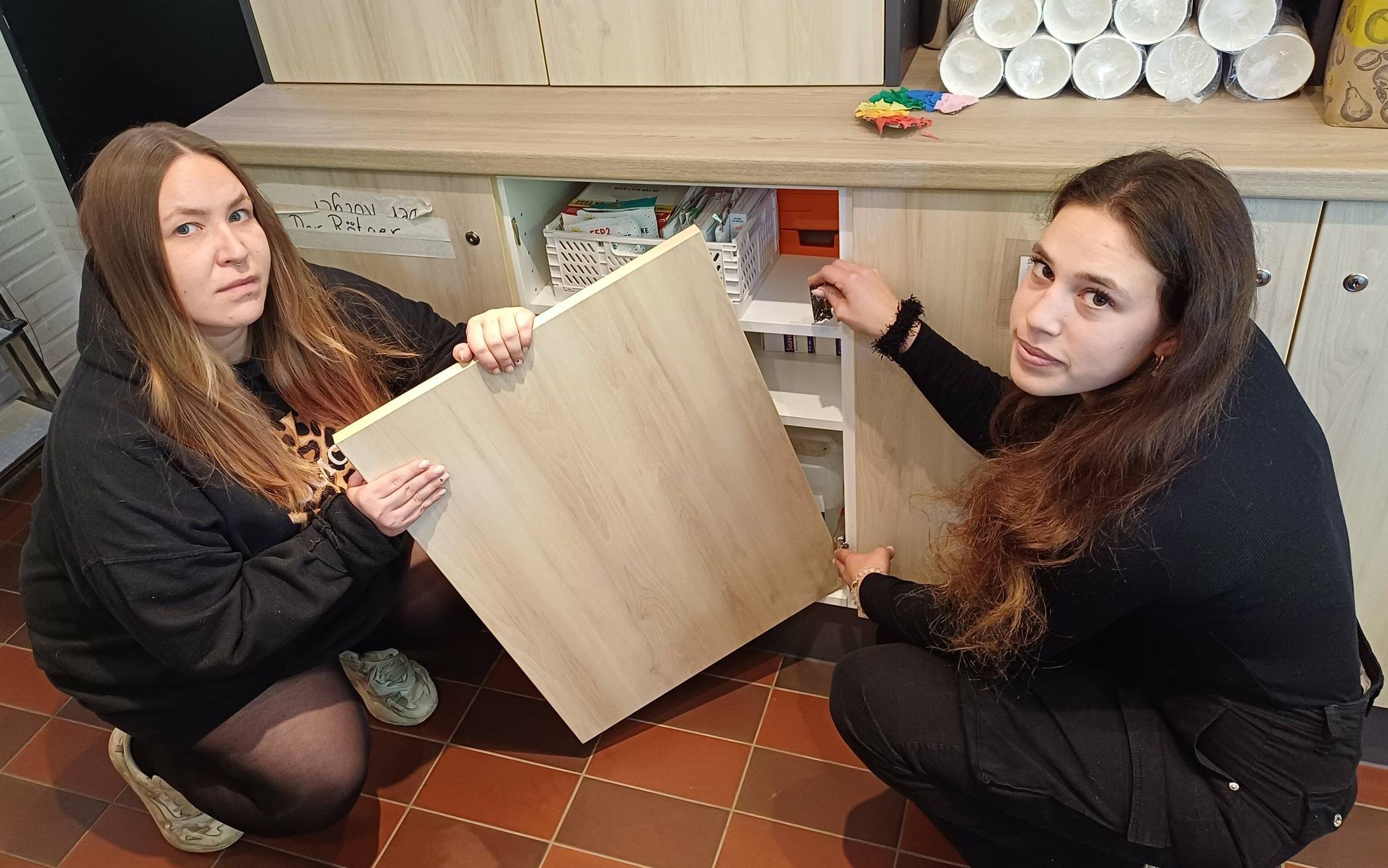 Cerise Beermann (l.) und Lea Schmitz sind immer noch fassungslos: Wieder einmal wüteten Einbrecher im Jugendcafé „Bamm“, hinterließen Chaos und entwendeten Material und Technik im Wert von mehreren Tausend Euro.  