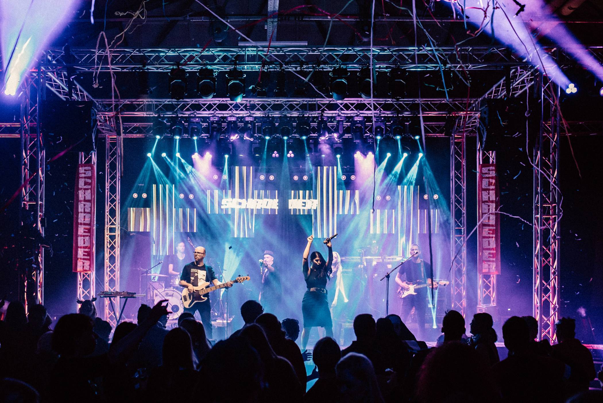  Die Coverband „Schroeder“ wird den Gästen im Jüchener Festzelt so richtig einheizen.    