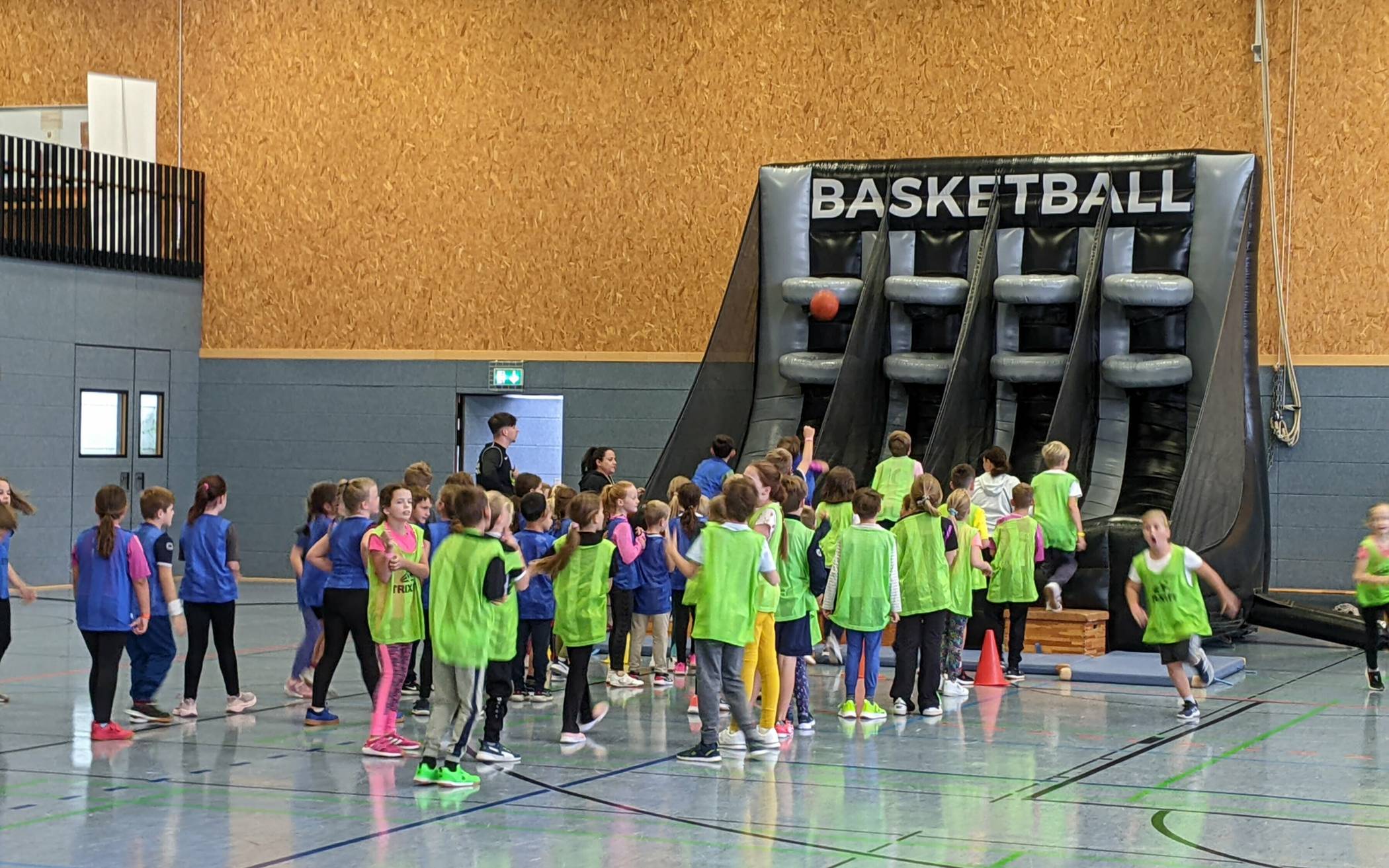 Sieben verschiedene Stationen, zum Beispiel Basketball,