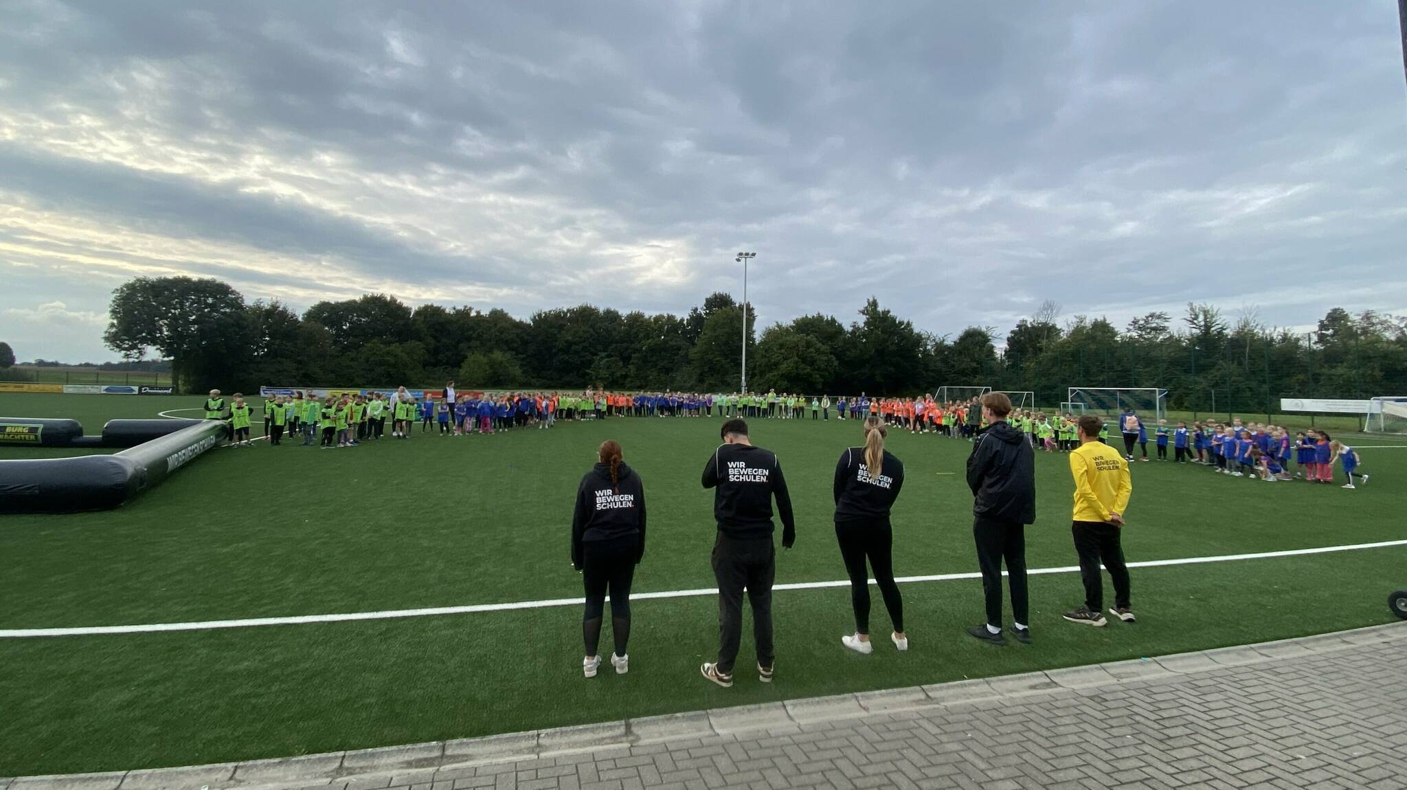 Die gesamte Schülerschaft der Lindenschule tobte sich beim „TRIXITT“-Event aus.        
