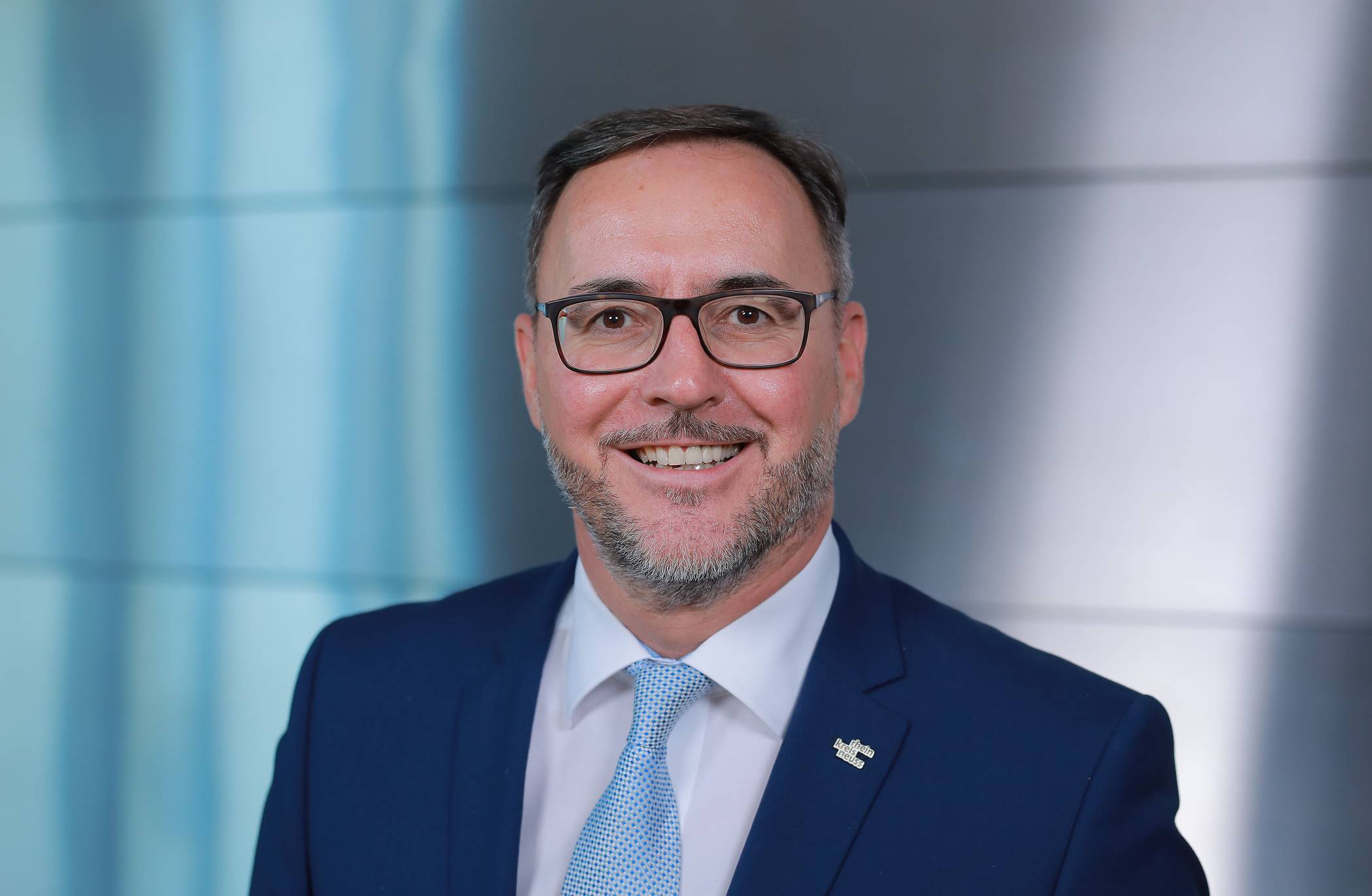  „Investitionen in die Zukunft“: Baudezernent Harald Vieten zu den Maßnahmen, die in den Herbstferien in den Schulgebäuden des Rhein-Kreises ausgeführt werden. 