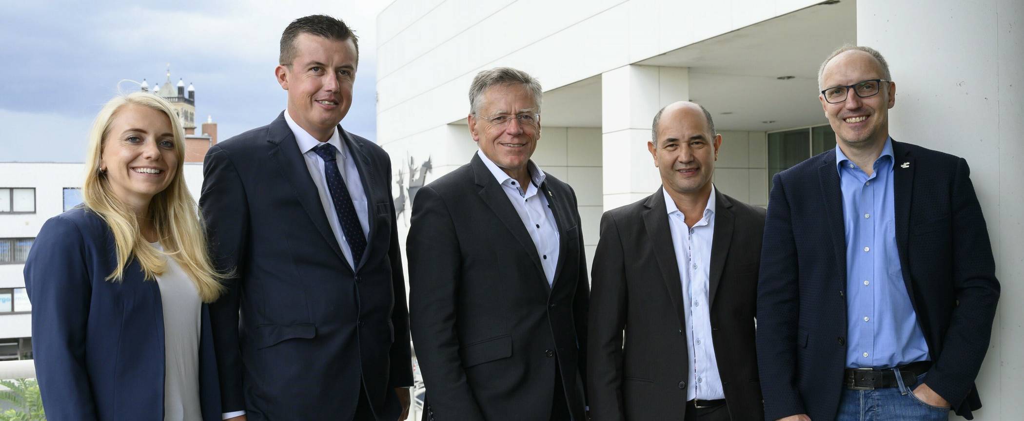 Aileen Wichmann (Nachhaltigkeitsbeauftragte des Rhein-Kreises), Pedro López (ehemaliger Bürgermeister von Campohermoso), Landrat Hans-Jürgen Petrauschke, Campohermosos Bürgermeister Dario Montañez und Marcus Temburg (Leiter des Planungsamtes des Rhein-Kreises) (von links).