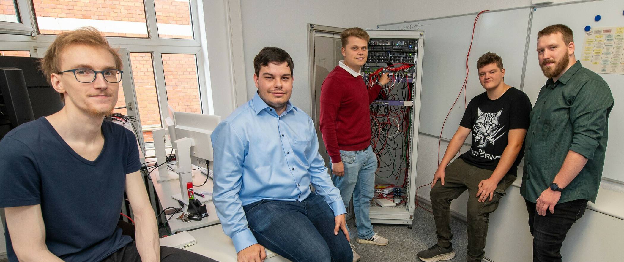 Im neuen Labor (von links): die Fachinformatiker-Auszubildenden Lukas Babel und Rene Dichans, Ausbilder Simon Esser sowie die Azubis Julian Berg und Marc Schirrmann.