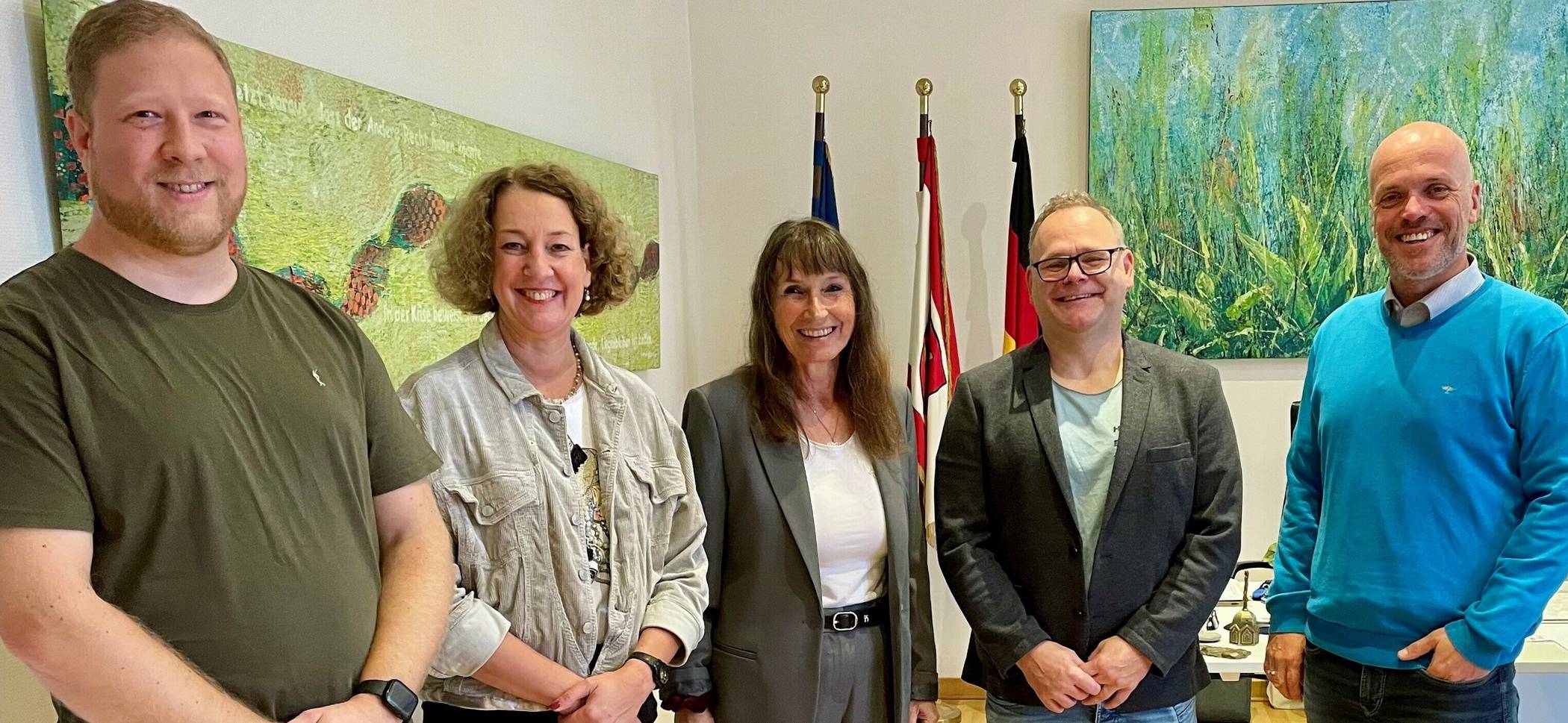 Andreas Neumann (Fachdienstleiter Ordnungs- und Gewerbeangelegenheiten),  Ines Hammelstein (Fachbereichsleitung Ordnungsamt), Gaby Trippen (Vorsitzende der Bezirksvereinigung Mönchengladbach im "Bund Deutscher Schiedsleute"), Stefan Tuitje und Bürgermeister Klaus Krützen (von links).