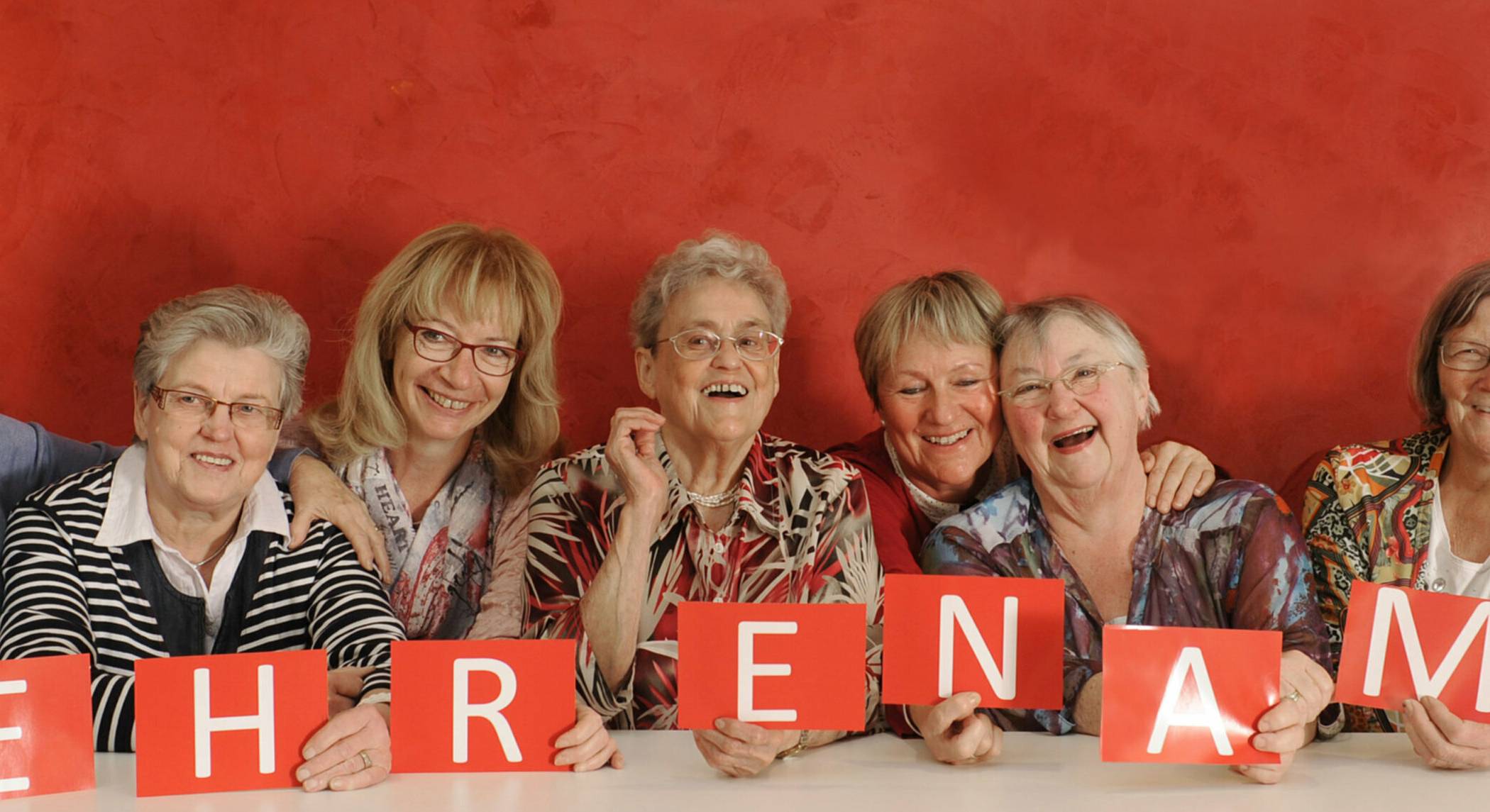  Die Caritas im Rhein-Kreis wirbt mit diesem Foto fürs Ehrenamt und seine Wertschätzung. Ein Beispiel für freiwilliges Engagement sind die „Handwerker“ aus Neuss (kleines Foto oben links), die bei älteren und armen Mitbürgern bei kleinen Reparaturen schnell mal Hand anlegen.  