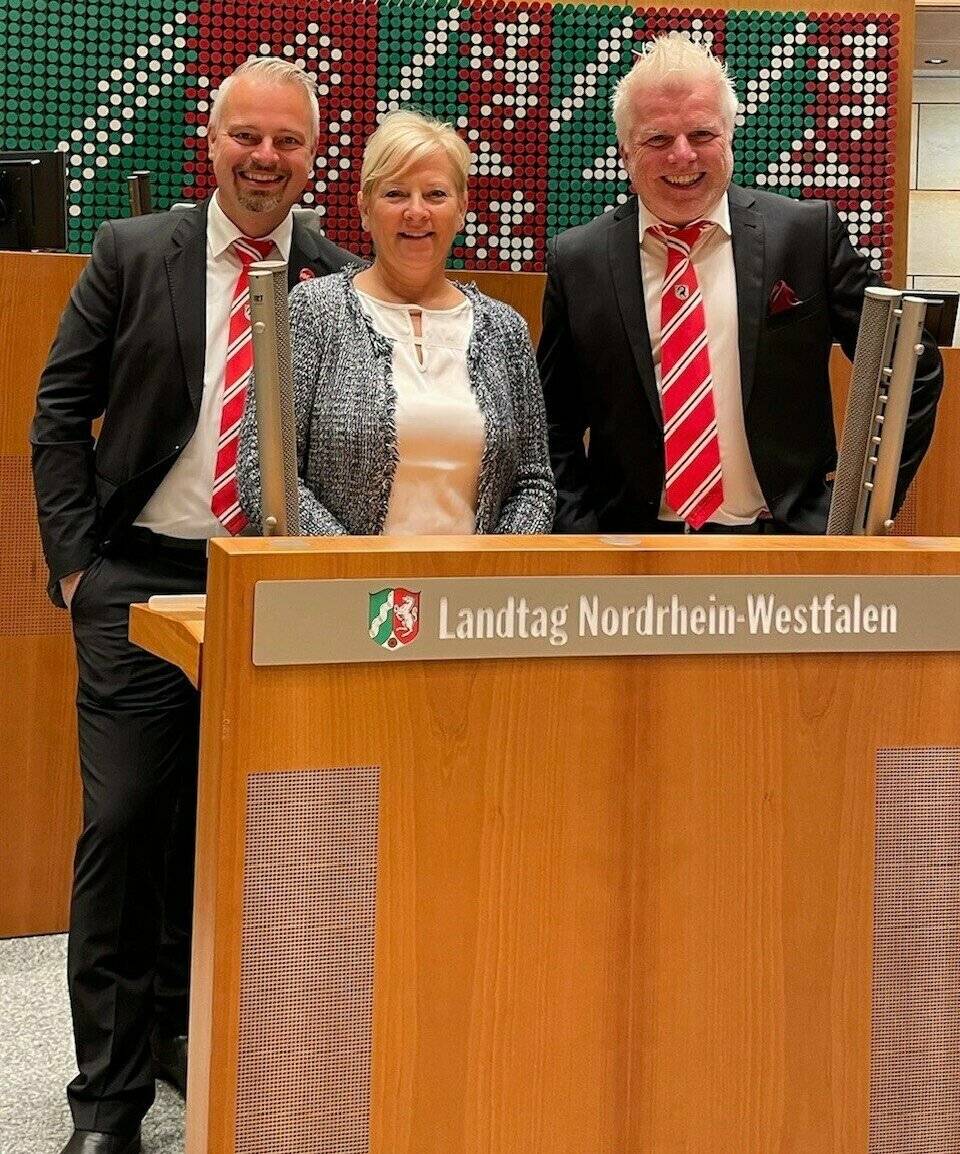  Beim parlamentarischen Abend des Schützenbrauchtums konnte MdL HeikeTroles zusammen mit Gästen vom BSV Wevelinghoven einen unvergesslichen Abend erleben. Der Höhepunkt war der feierliche „Große Zapfenstreich“ – „ein absoluter Gänsehautmoment.“  