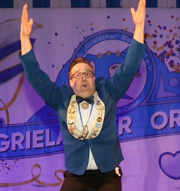 „Grielächer“-Chef Sven Bronneberg zeigt immer vollen Einsatz. Oben links: Holger Siemes in der Rolle des Hoppeditz wird geweckt. 