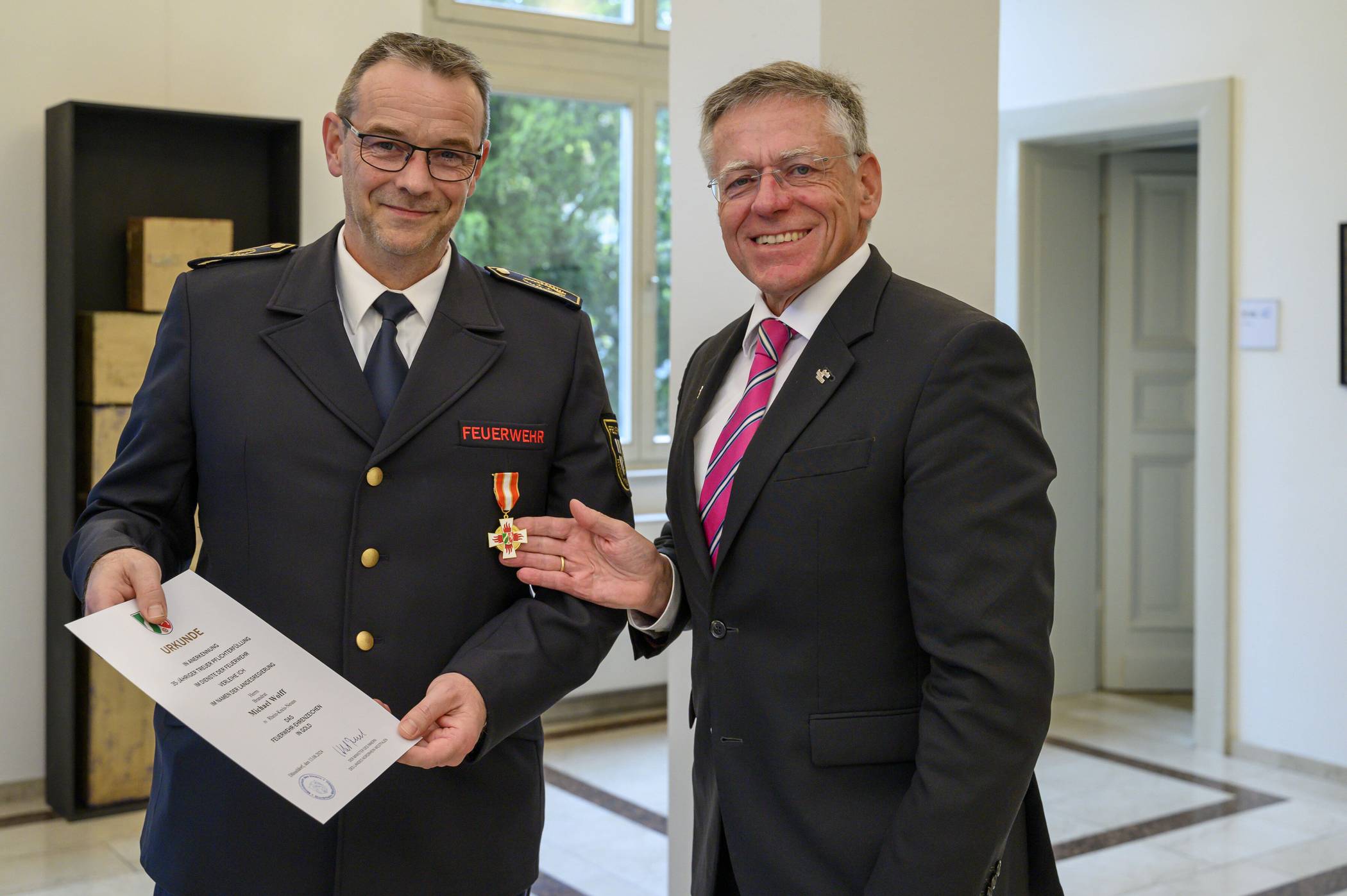  Landrat Hans-Jürgen Petrauschke gratulierte Michael Wolff zum 35-jährigen Dienstjubiläum bei der Feuerwehr.   