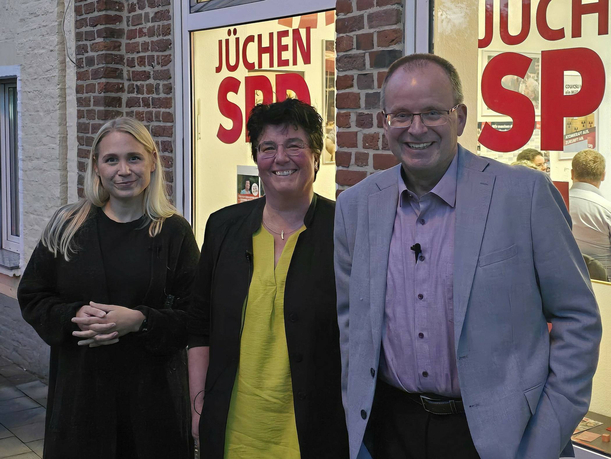 Otzenrather Kindergarten-Leiterin Susanne Adams eingerahmt von den SPD-Ortsvereinsvorsitzenden Anna-Lisa Strohbach und Norbert John.  