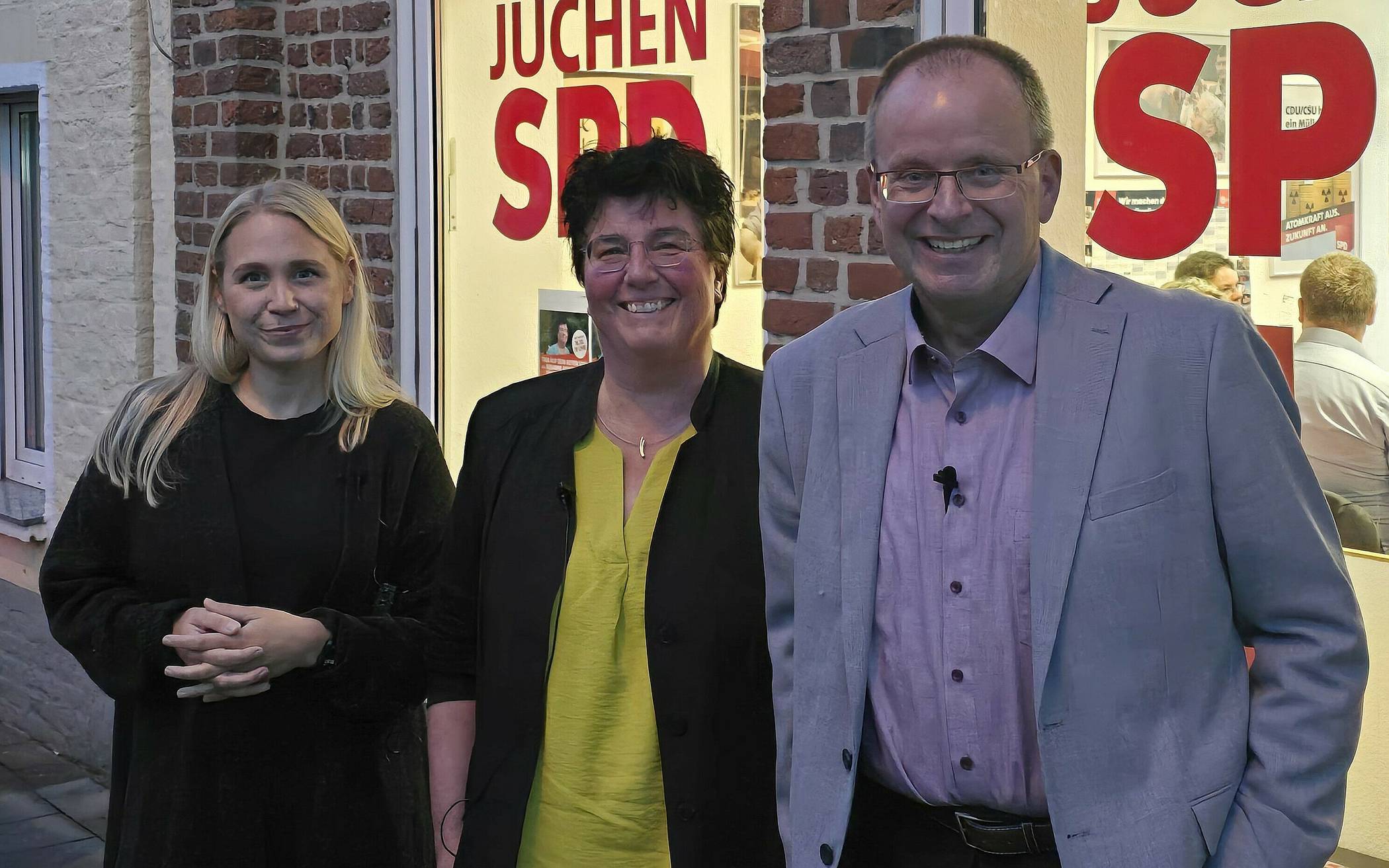 Otzenrather Kindergarten-Leiterin Susanne Adams eingerahmt von