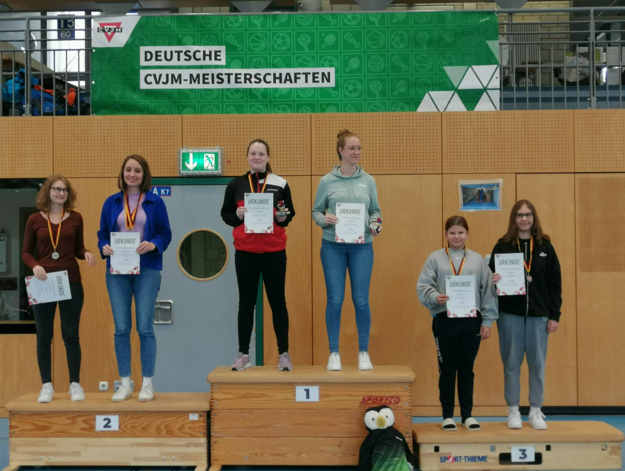  Im Damen-Doppel holte die Kelzenbergerin Fee Merkens (3. von links) zusammen mit Jana Keitel vom CVJM Söllingen den Meistertitel. 