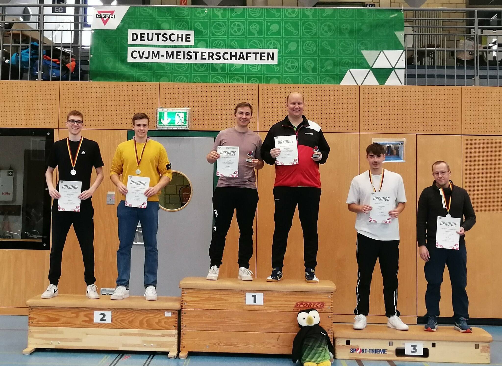  Erfolgreiche Doppel: Der Kelzenberger Elmar Brunn (3. von rechts) sicherte sich mit Dominik Scholten vom CVJM Berkenroth den 1. Platz. 