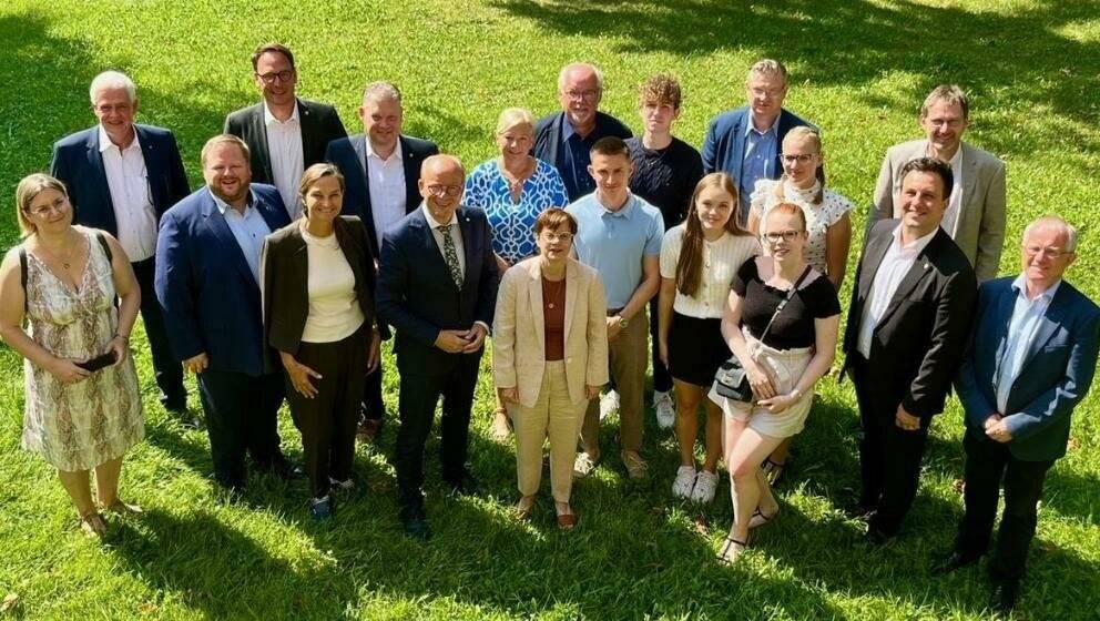 Delegation der Parlamentariergruppe „NRW-Polen, Ukraine, Mittel- und Osteuropa, Baltikum“, mit ungarndeutschen Jugendlichen des Deutschen Nationalitätsgymnasiums und Schülerwohnheims Budapest sowie der Botschafterin der Bundesrepublik Deutschland in Ungarn, Julia Gross.
