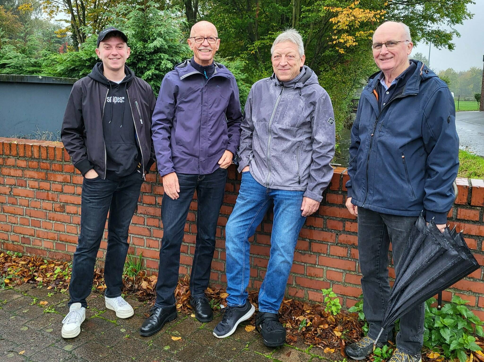   Die CDU Jüchen trotzte dem Regen bei der Begehung.  