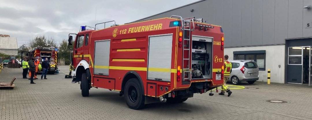 Noithausen: Feuerwehr löscht Fahrzeugbrand