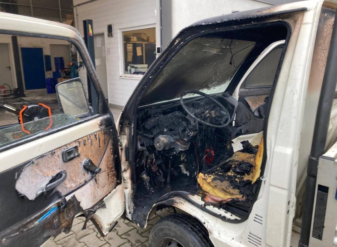 Feuerwehr löscht Fahrzeugbrand