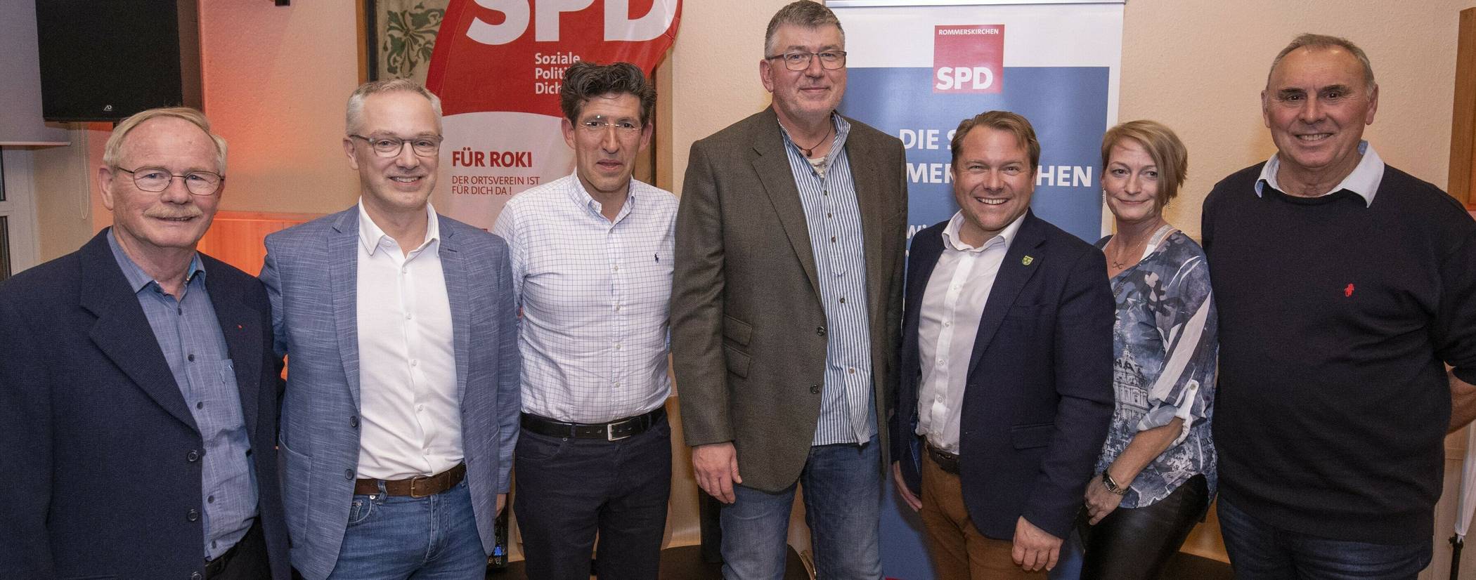 Das Podium: Harry Marquardt (SPD Rommerskirchen), Dr. Clemens Stock (Chefarzt), Marcel Offermann (Notfallsanitäter), Bernd Hirsekorn (Betriebsratsvorsitzender „Rheinland-Klinikum“), Dr. Martin Mertens (Bürgermeister Rommerskirchen), Michaela Schmitz (Krankenschwester „St. Elisabeth“-Krankenhaus) und Johannes Strauch (SPD-Kreistagsabgeordneter) (von links nach rechts).