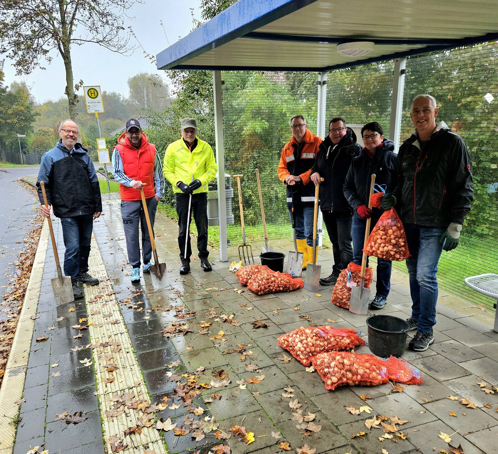 Auf beiden Seiten der Hofstraße setzte die engagierte Truppe 1.700 Blumenzwiebeln. 