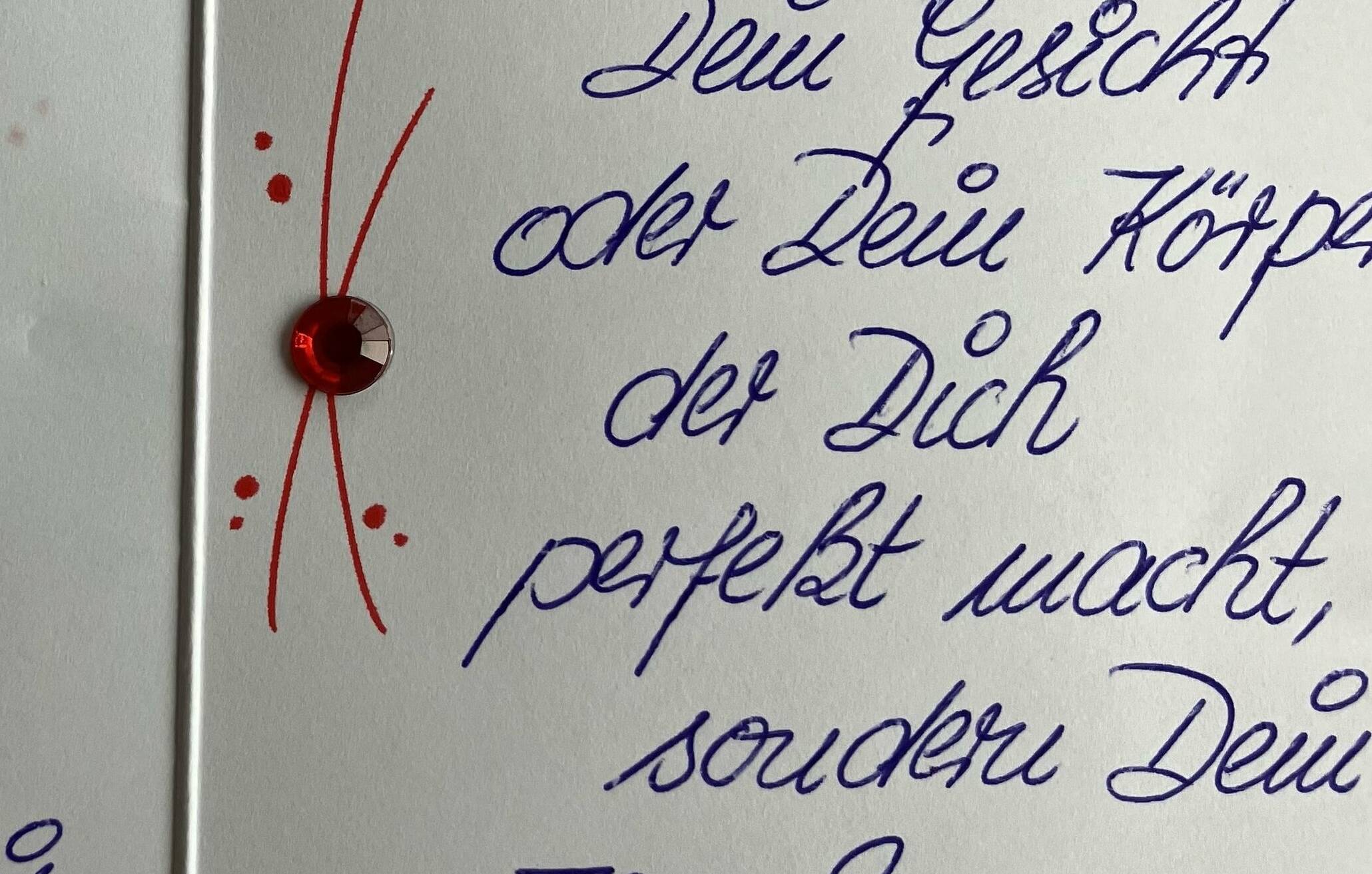  Jedem Herzkissen wird ein handgeschriebener Gruß angehängt. 