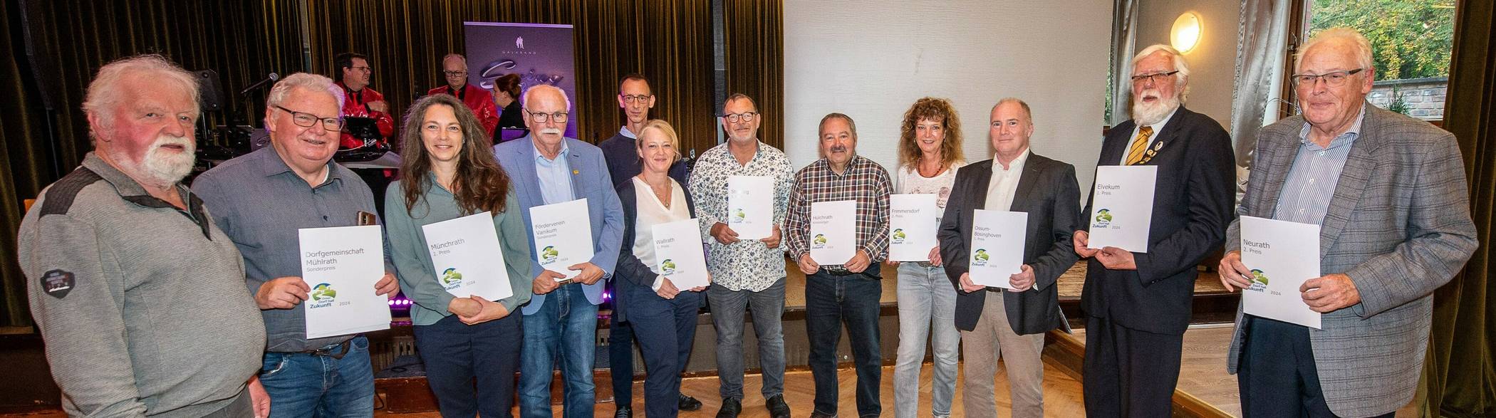 Die Gewinner des Wettbewerbs „Unser Dorf hat Zukunft“ freuten sich über Urkunden und Preise beim Herbstfest der Gartenbauvereine im Rhein-Kreis.