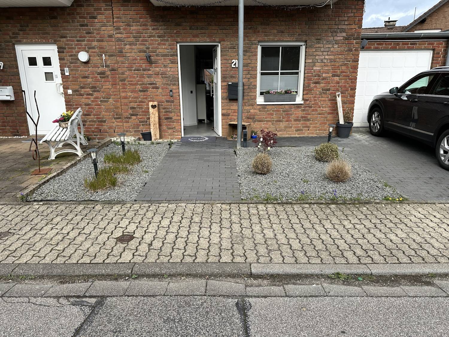  Im ehemals grauen Vorgarten von Sieger Tim Barsig blühen nun viele verschiedene Pflanzenarten. 