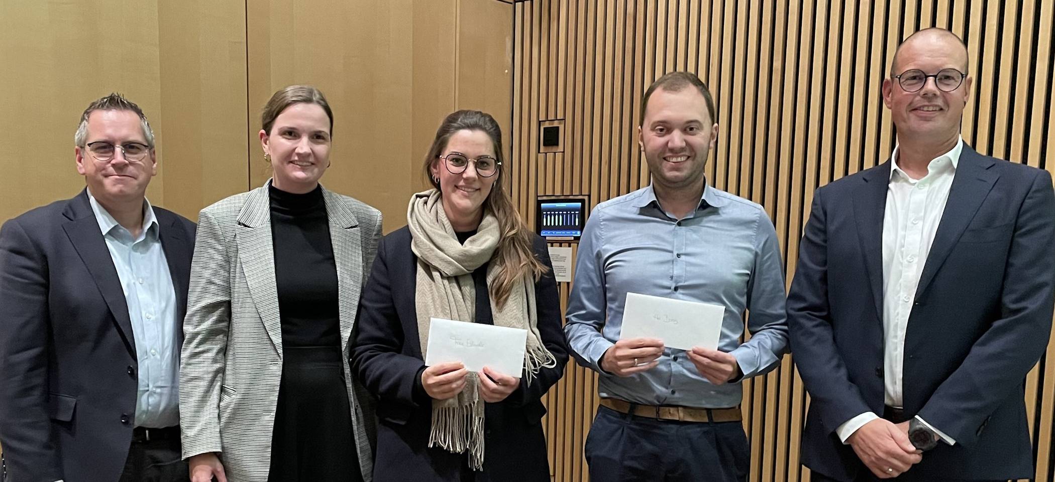 Sascha Solbach (Bürgermeister), Lisa Hans (Klimaschutzmanagerin Stadt Bedburg), Julia Eschweiler (dritter Platz), Tim Barsig (erster Platz) und Michael Skomrock (Vorsitzender des Ausschusses für Klimaschutz, Digitalisierung, Wirtschaft und Strukturwandel) bei der Preisverleihung. Es fehlt: Nina Justen (zweiter Platz).