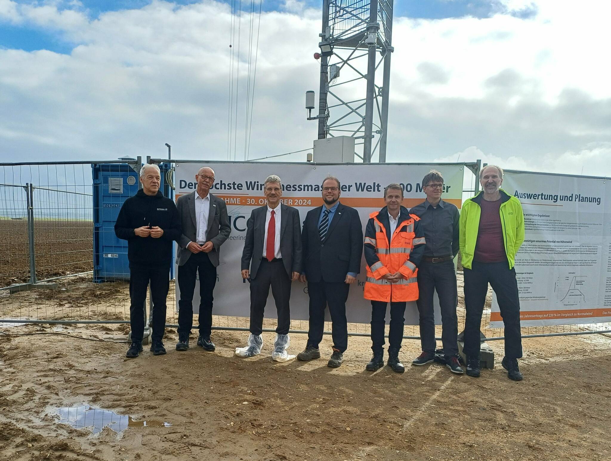  Vertreter von allen beteiligten Partnern gaben den Startschuss für die Inbetriebnahme des Windmessmasts. 