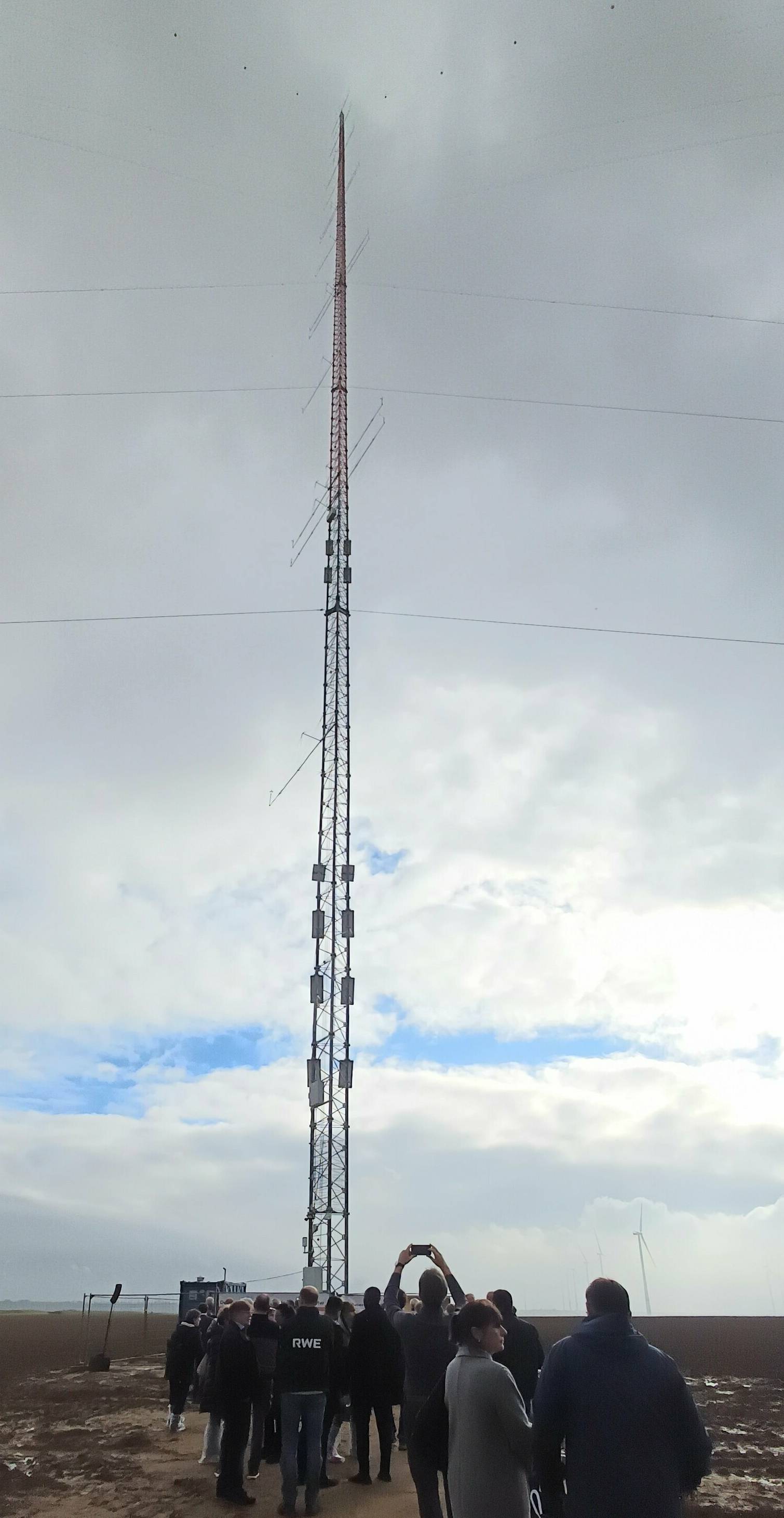 300 Meter ragt der Windmessmast in die Höhe.