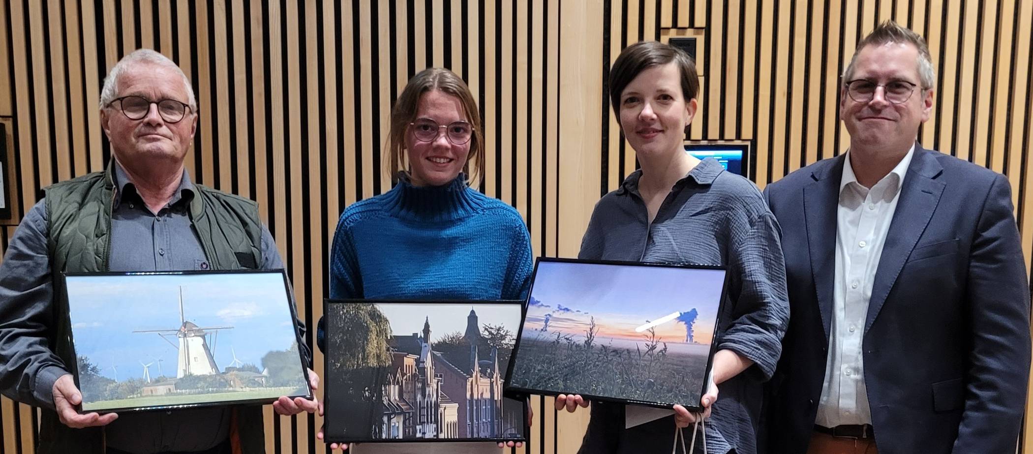  Ferdi Wienand (dritter Platz), Eva Zehnpfennig (zweiter Platz) und Susann Schnitzler (erster Platz) wurden für ihre eingereichten Fotos im Rahmen des „Bedburger Heimatpreises“ von Bürgermeister Sascha Solbach geehrt. 