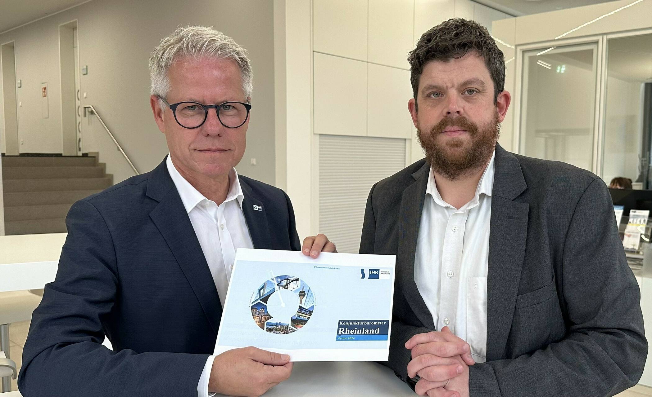 Sie stellten das Konjunkturbarometer Rheinland für den Herbst 2024 vor: Jürgen Steinmetz (links), Hauptgeschäftsführer der IHK Mittlerer Niederrhein, und Gregor Werkle, Leiter Wirtschaftspolitik der IHK Mittlerer Niederrhein.