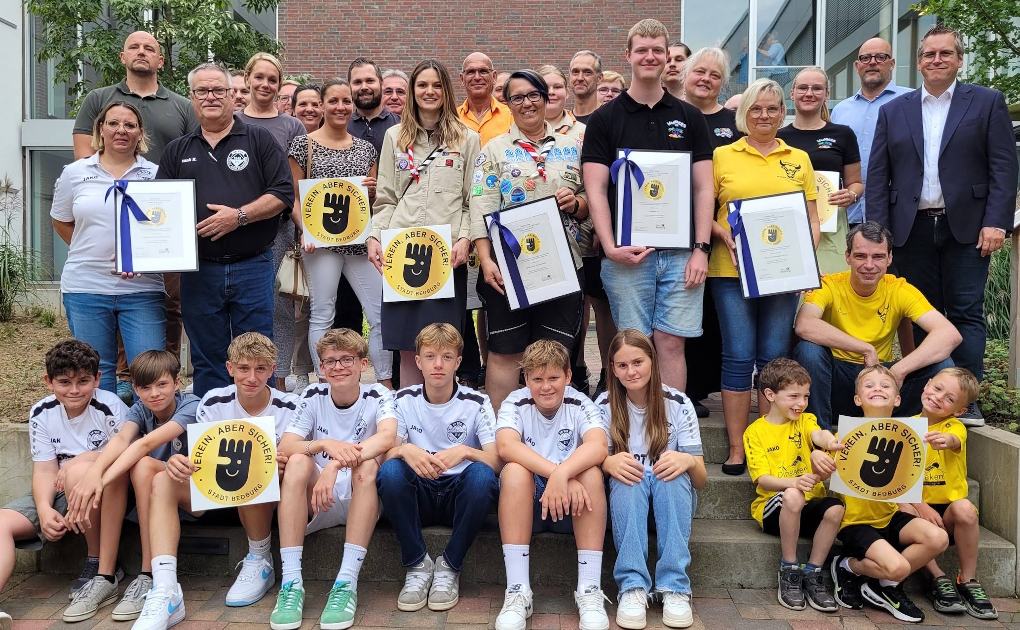  Bereits 13 Bedburger Vereine wurden mit dem Kinder- und Jugendschutzsiegel ausgezeichnet – weitere sollen folgen. 