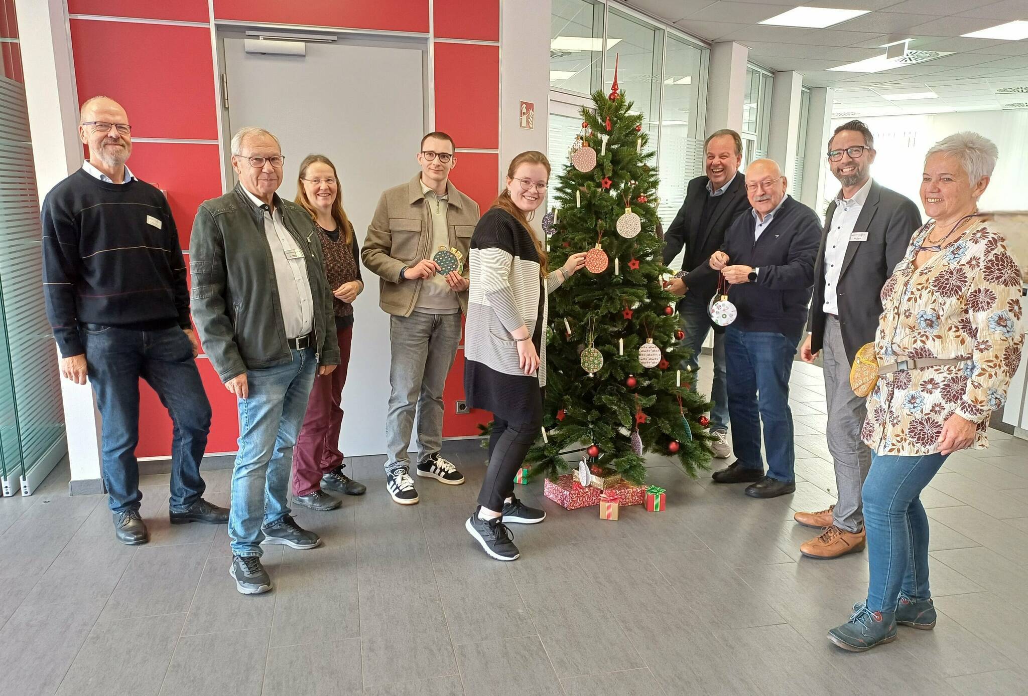 Vertreter der Bürgerstiftung Jüchen, der Sparkasse Neuss, des Sozialamts und hiesiger Vereine bestückten den Baum mit ersten Wünschen.  