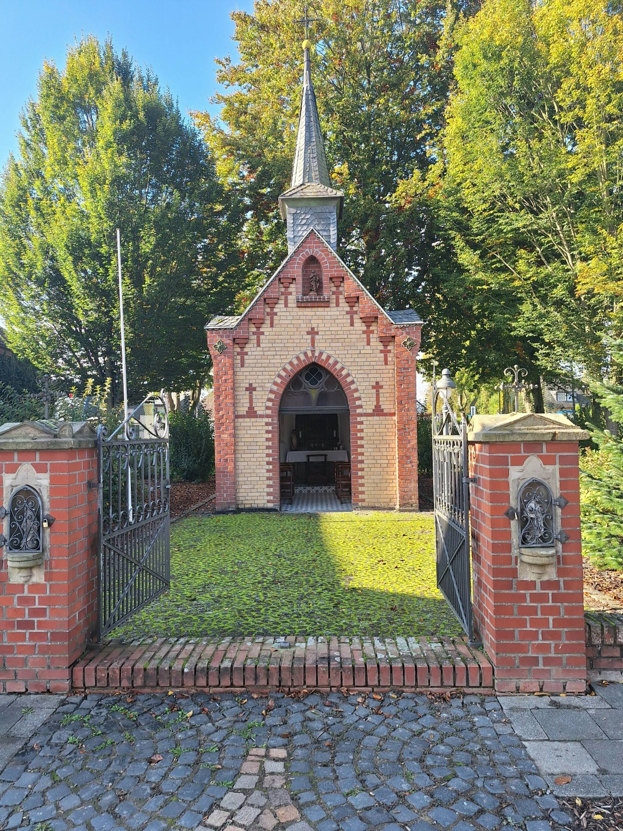  Die St. Josef Kapelle in Schlich. 