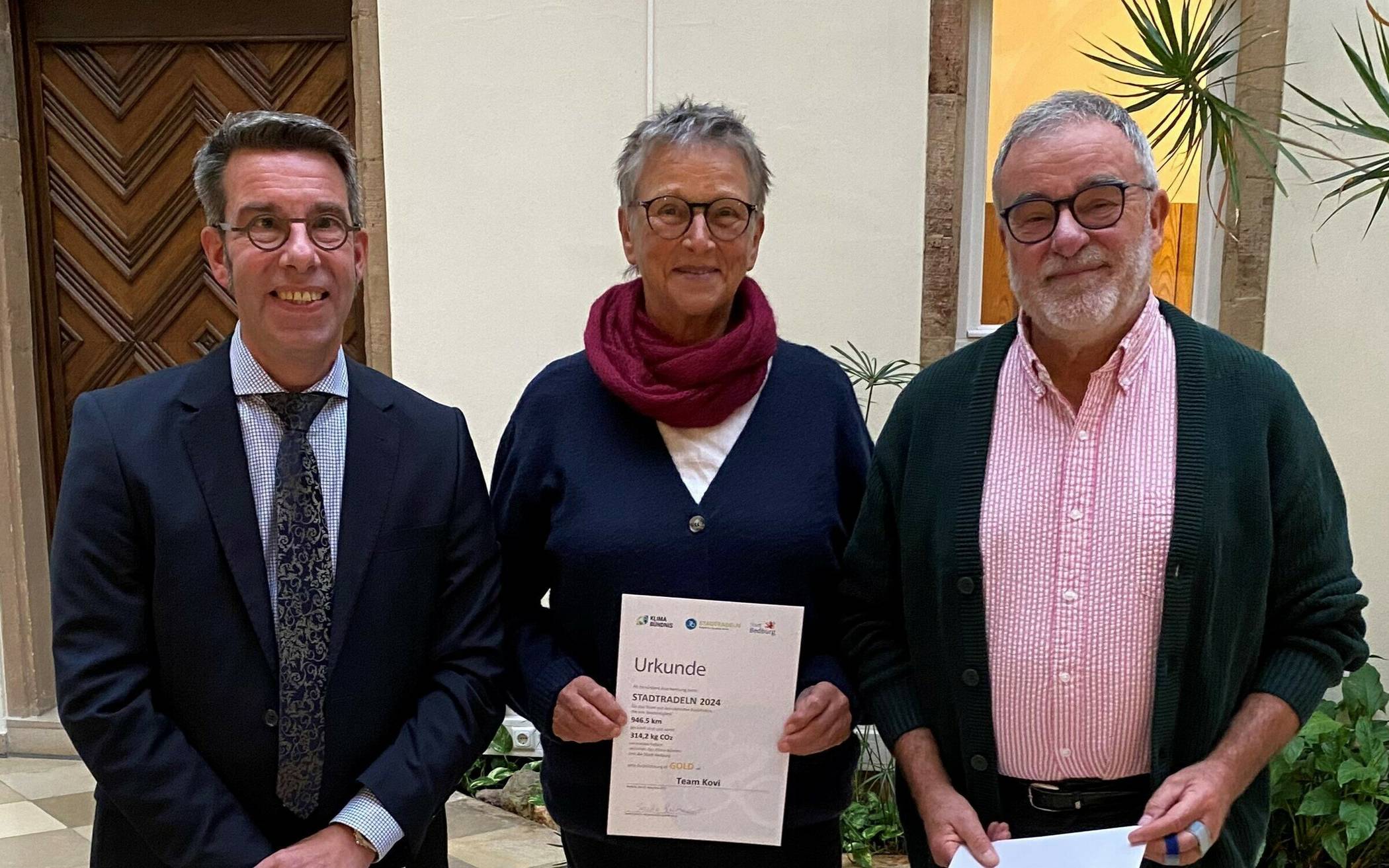  Das Ehepaar Schmitz nahm die Ehrung und den Preis für den ersten Platz in der Teamwertung von Dezernent Thorsten Stamm entgegen. 