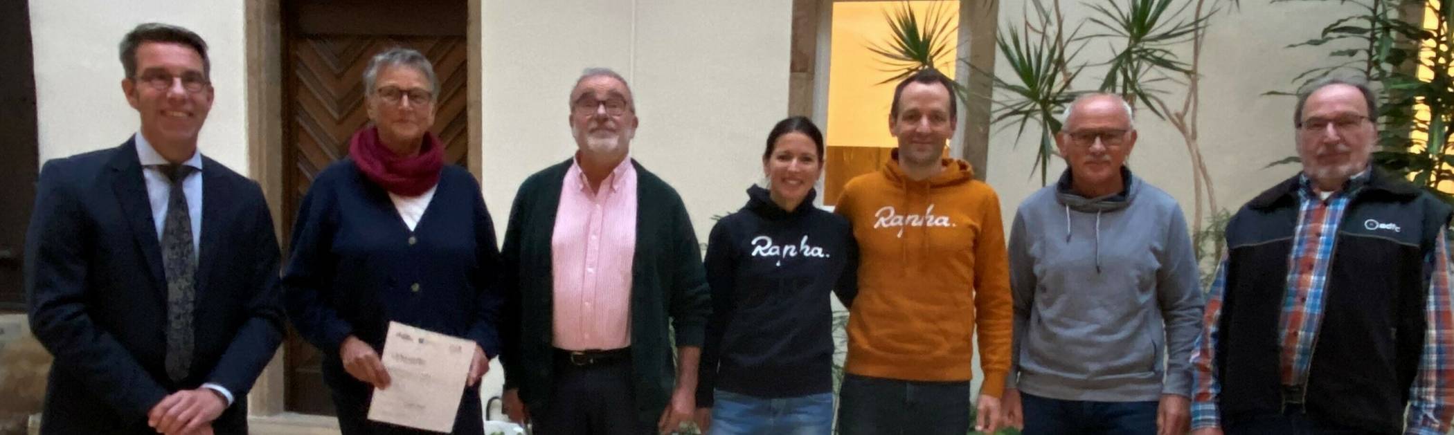  Dezernent Thorsten Stamm ehrte die Sieger des Stadtradelns 2024: Ehepaar Schmitz vom Team Kovi (erster Platz in der Kategorie Team), Cristina Kremer (dritter Platz Einzelwertung), Dennis Kremer (zweiter Platz Einzelwertung), Heinz-Josef Braunleder (erster Platz Einzelwertung) und Herrn Rapelius, stellvertretend für das Team des ADFC (zweiter Platz in der Kategorie Team) im Bedburger Schloss. 
